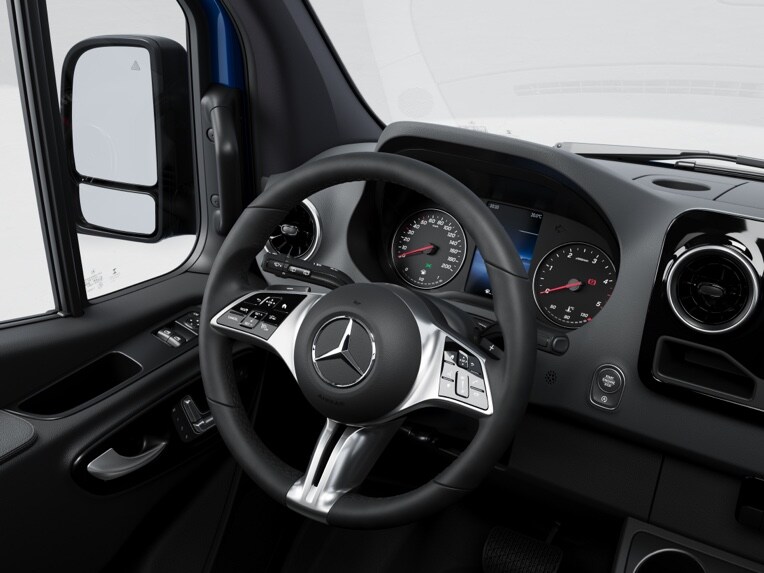 El volante multifunción con mandos táctiles para el TEMPOMAT en la Mercedes-Benz Sprinter Tourer.
