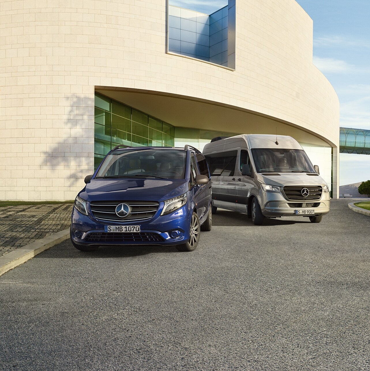 Mercedes-Benz Vito Tourer y Sprinter Tourer delante de una casa moderna.