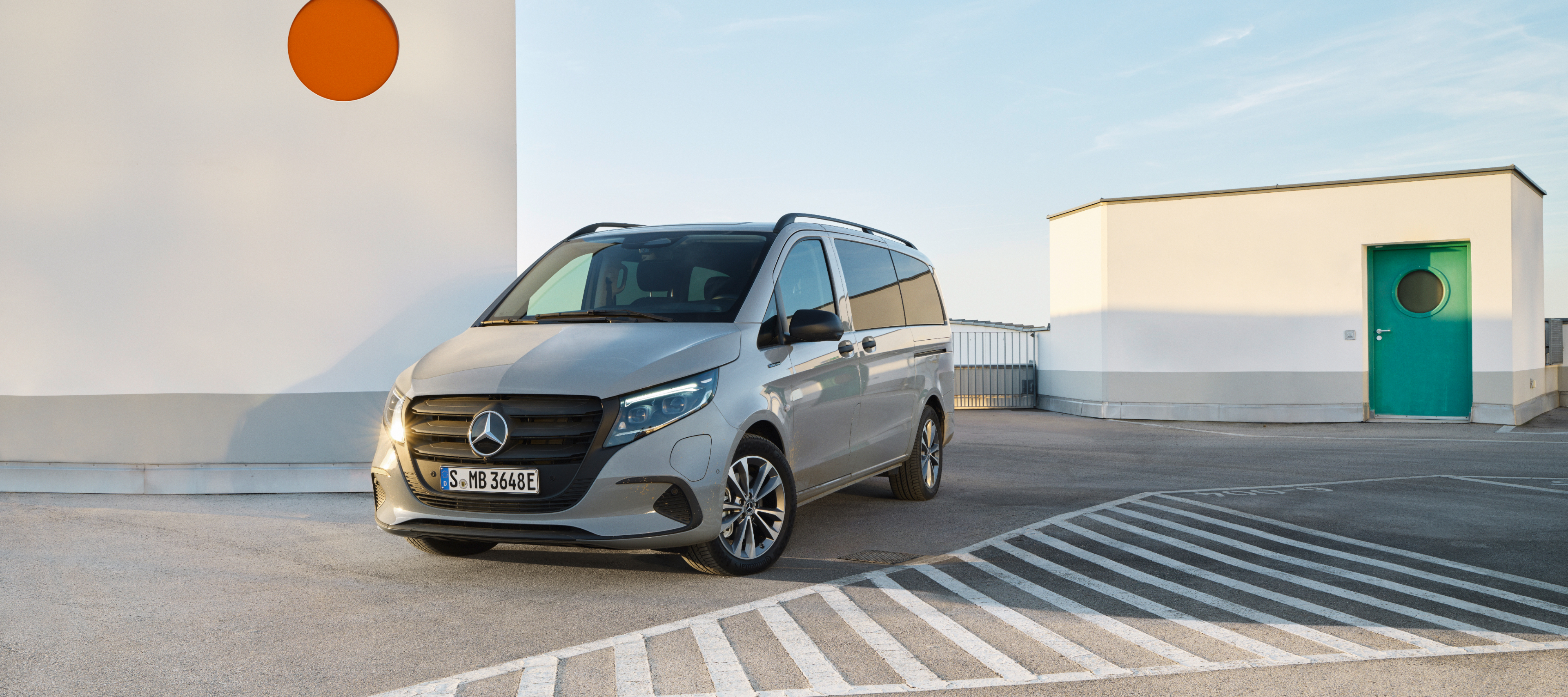 Comparación de vehículos | eVito Tourer | Mercedes-Benz Mercedes-Benz eVito Tourer en la terraza de un aparcamiento de varias plantas.
