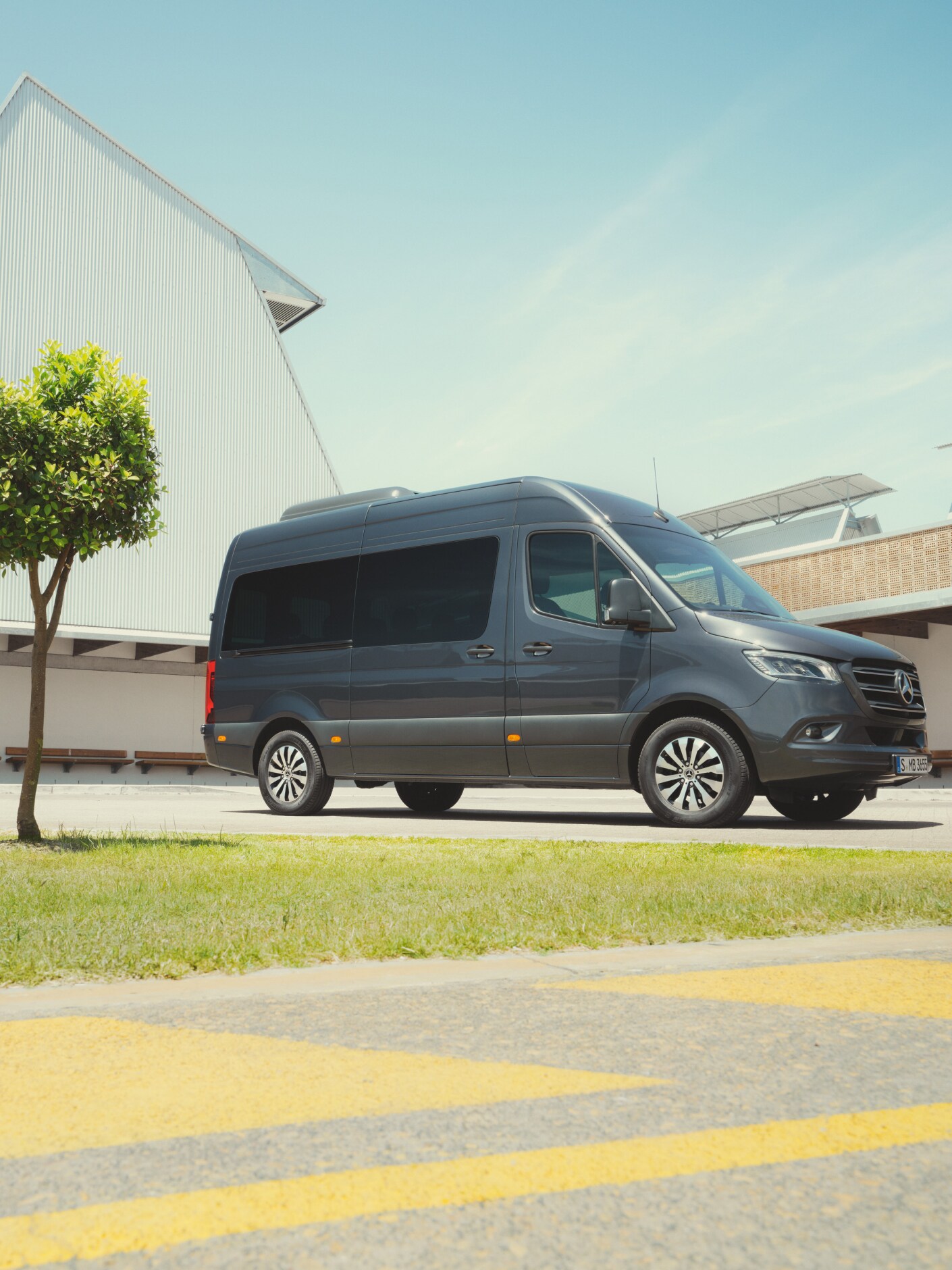 El Mercedes-Benz Sprinter Tourer en un aparcamiento.