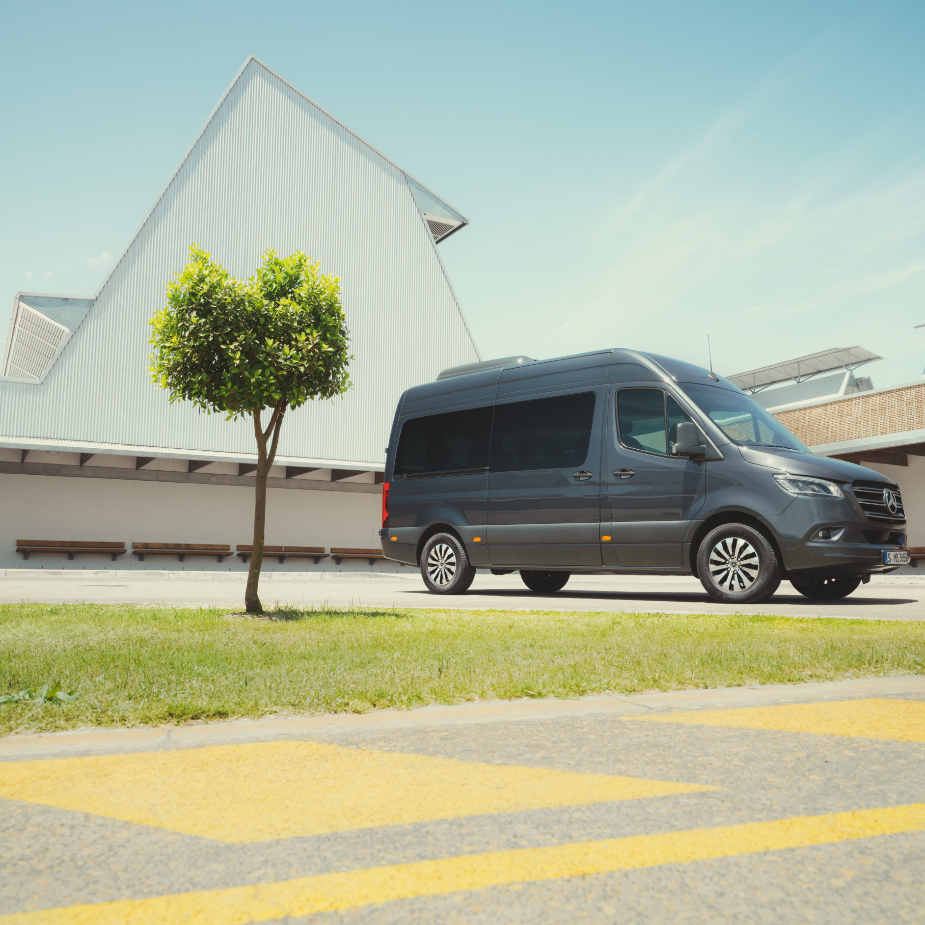 Vista general de modelos | Sprinter Tourer | Mercedes-Benz El Mercedes-Benz Sprinter Tourer en un aparcamiento.