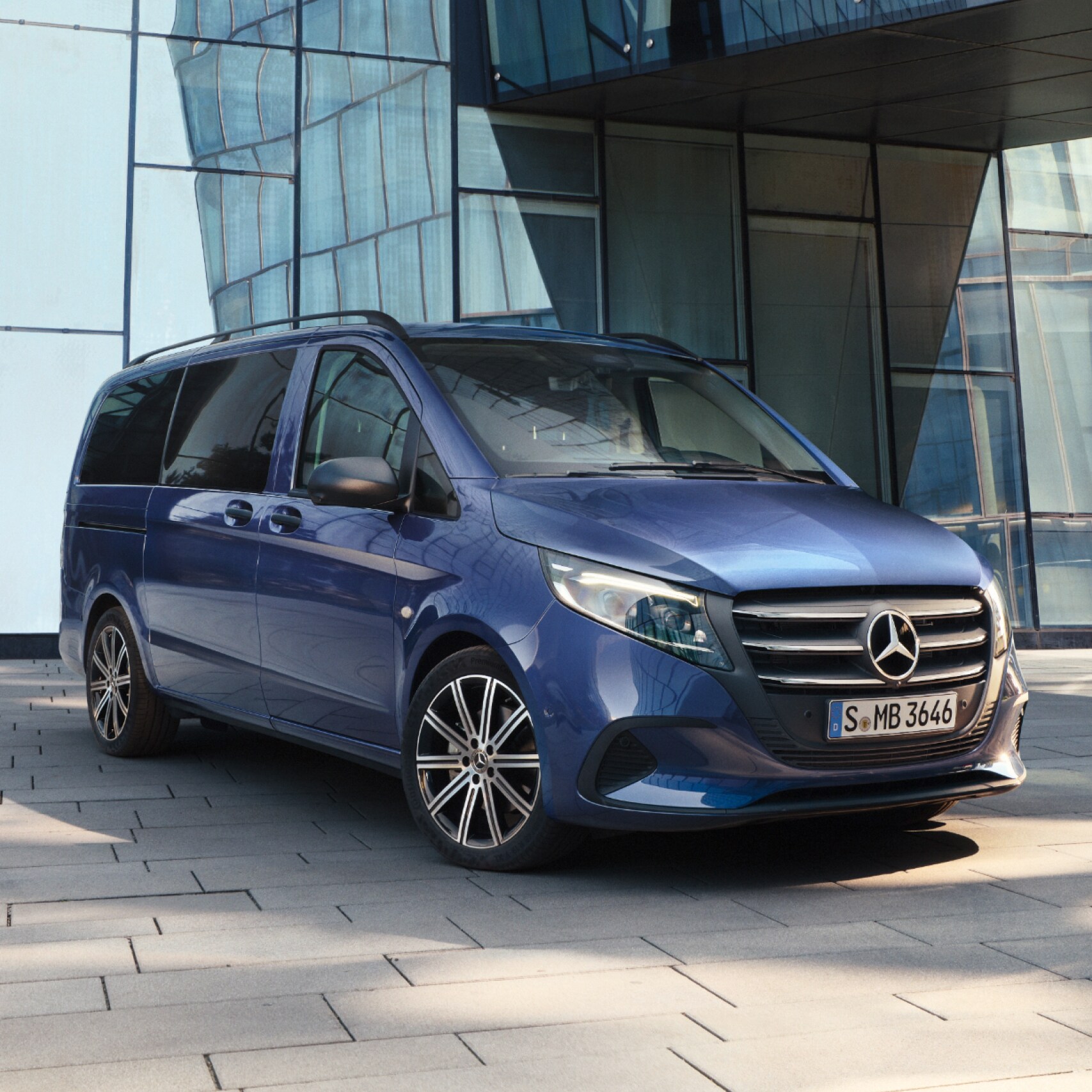 Mercedes-Benz Vito Tourer delante de un edificio de oficinas.