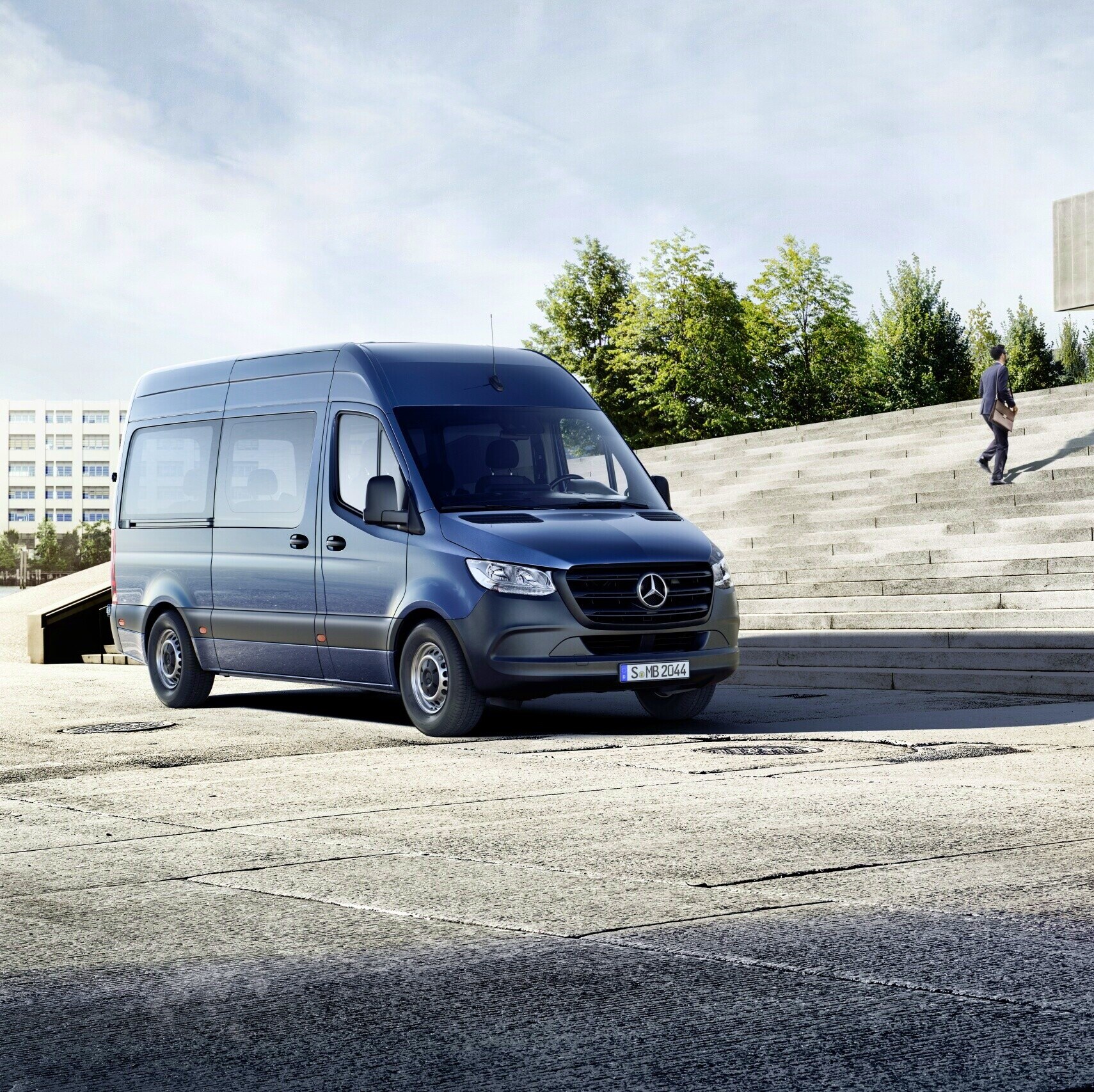 Mercedes-Benz Sprinter Tourer delante de un edificio.
