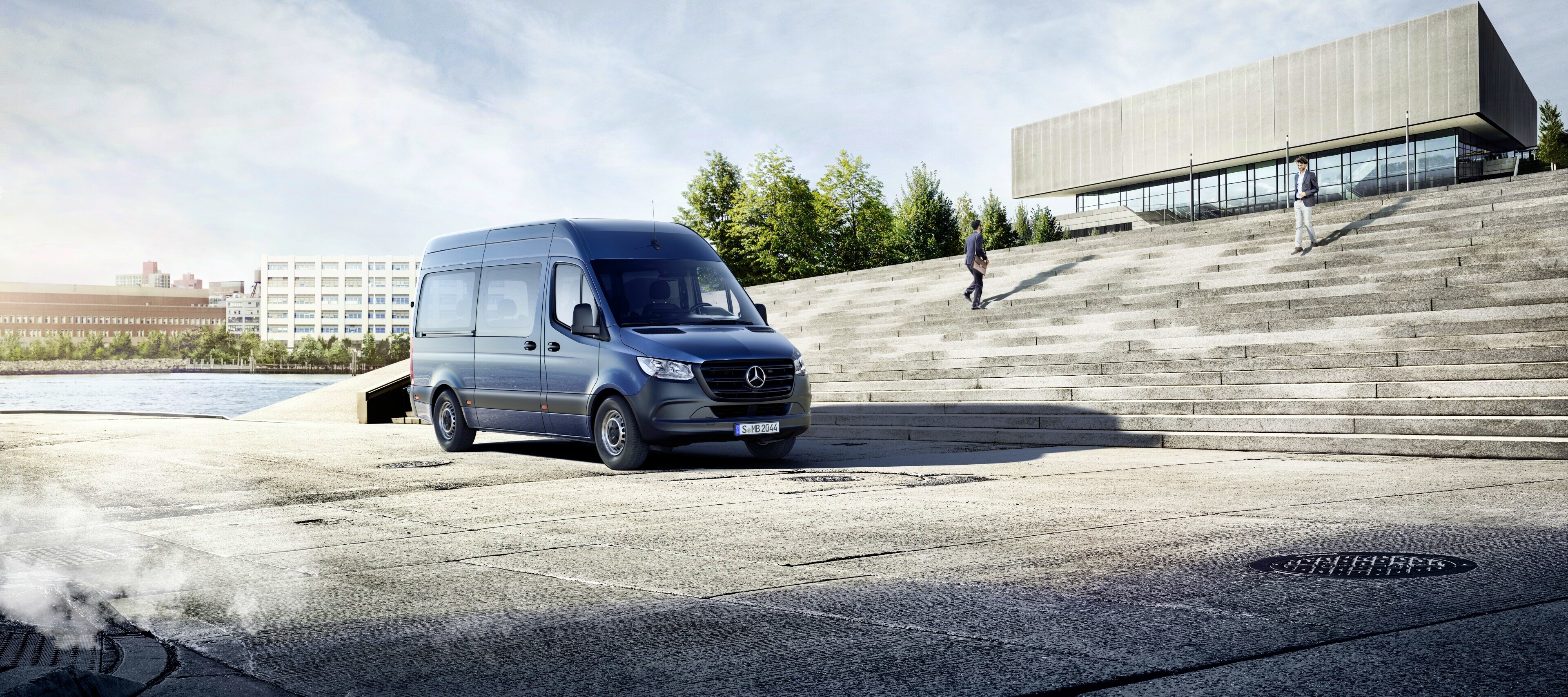 Comparación de vehículos | Sprinter Tourer | Mercedes-Benz Mercedes-Benz Sprinter Tourer delante de un edificio.
