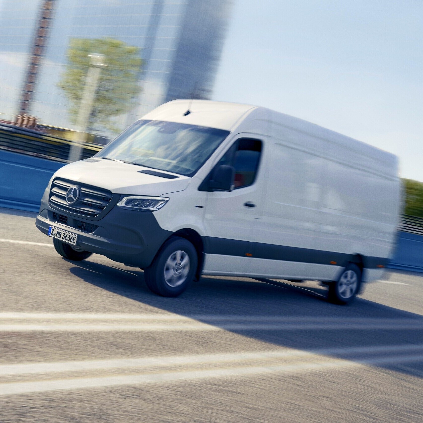 Furgón Mercedes-Benz eSprinter en una zona urbana céntrica.