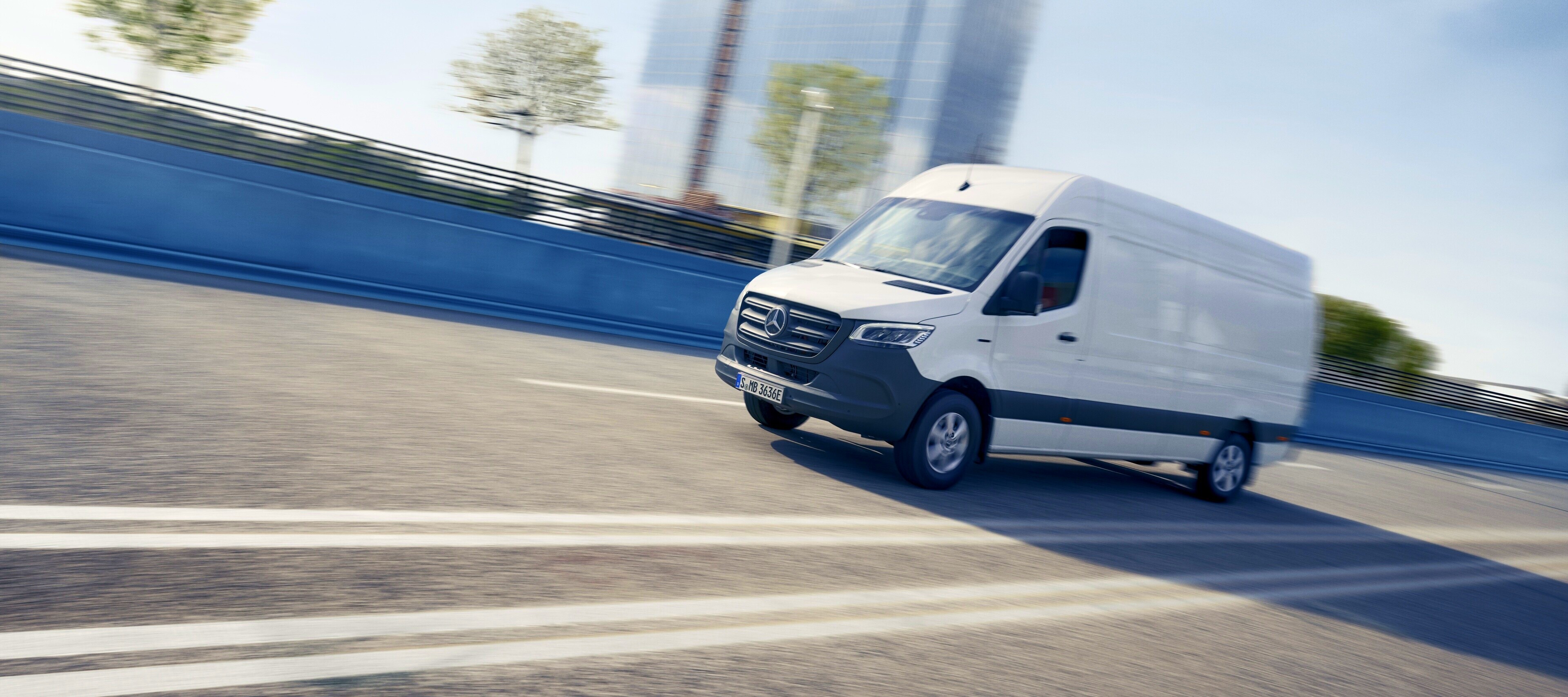 Comparación de vehículos | eSprinter Furgón | Mercedes-Benz Furgón Mercedes-Benz eSprinter en una zona urbana céntrica.