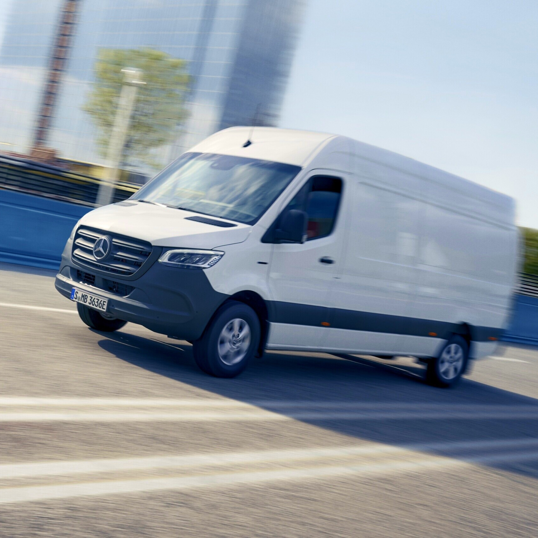 Movilidad eléctrica | eSprinter Furgón | Mercedes-Benz Furgón Mercedes-Benz eSprinter en una zona urbana céntrica.