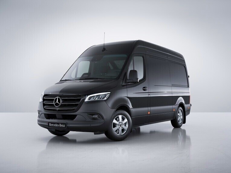 La Mercedes-Benz Sprinter Furgón con hasta 5.500 kg de masa máxima autorizada y 3.500 kg de masa máxima remolcable.