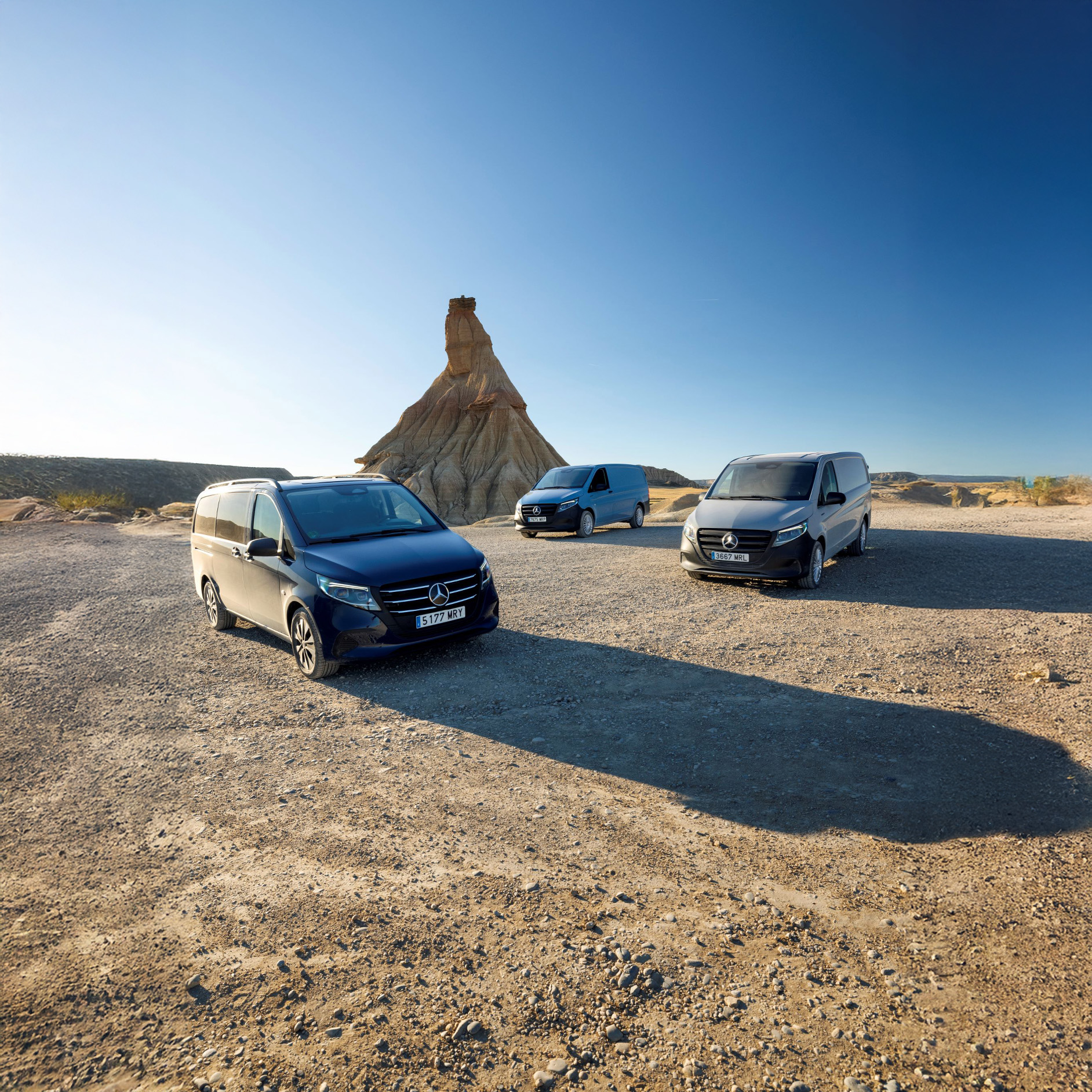 Vito | Furgonetas Mercedes-Benz La Vito Tourer, la eVito Tourer, la Vito Furgón, la eVito Furgón y la Vito Mixto uno al lado del otro en un almacén.