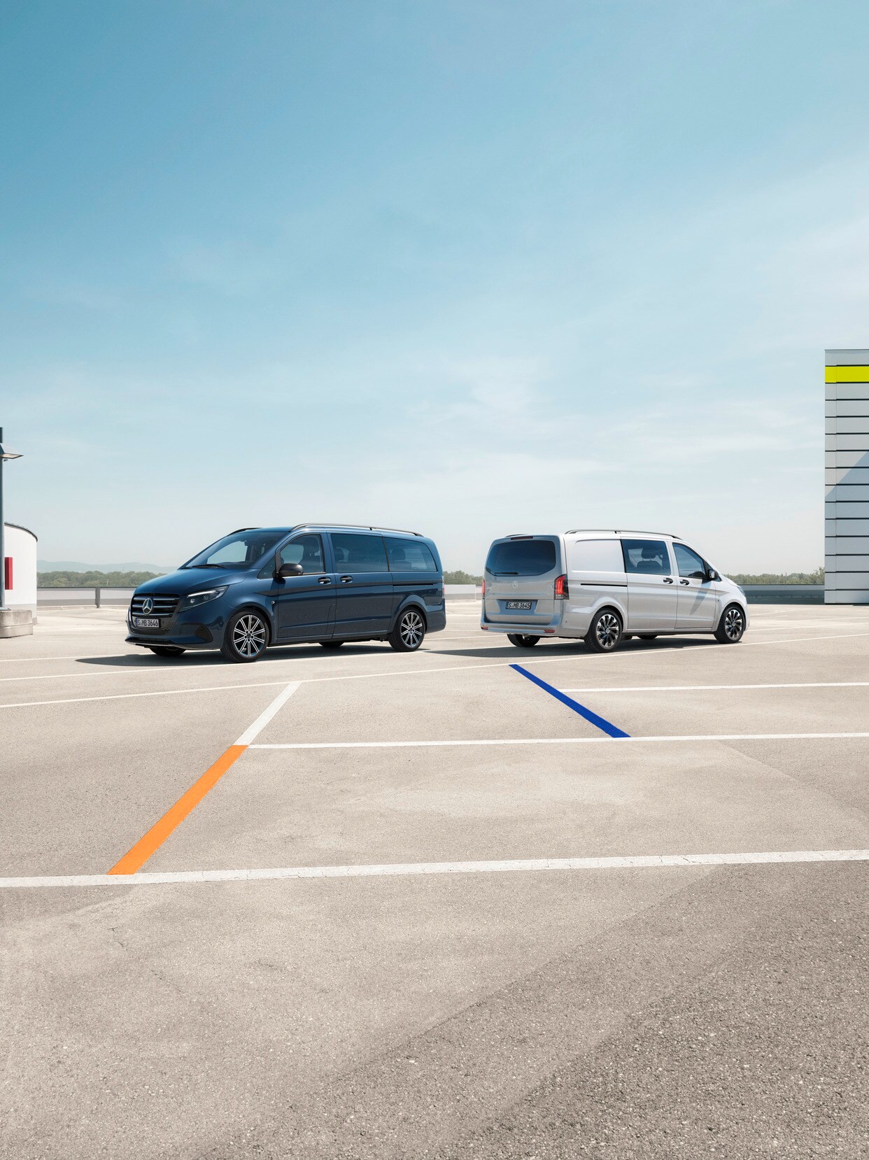 La Vito Tourer y la Vito Mixta estacionadas en una plaza de aparcamiento.