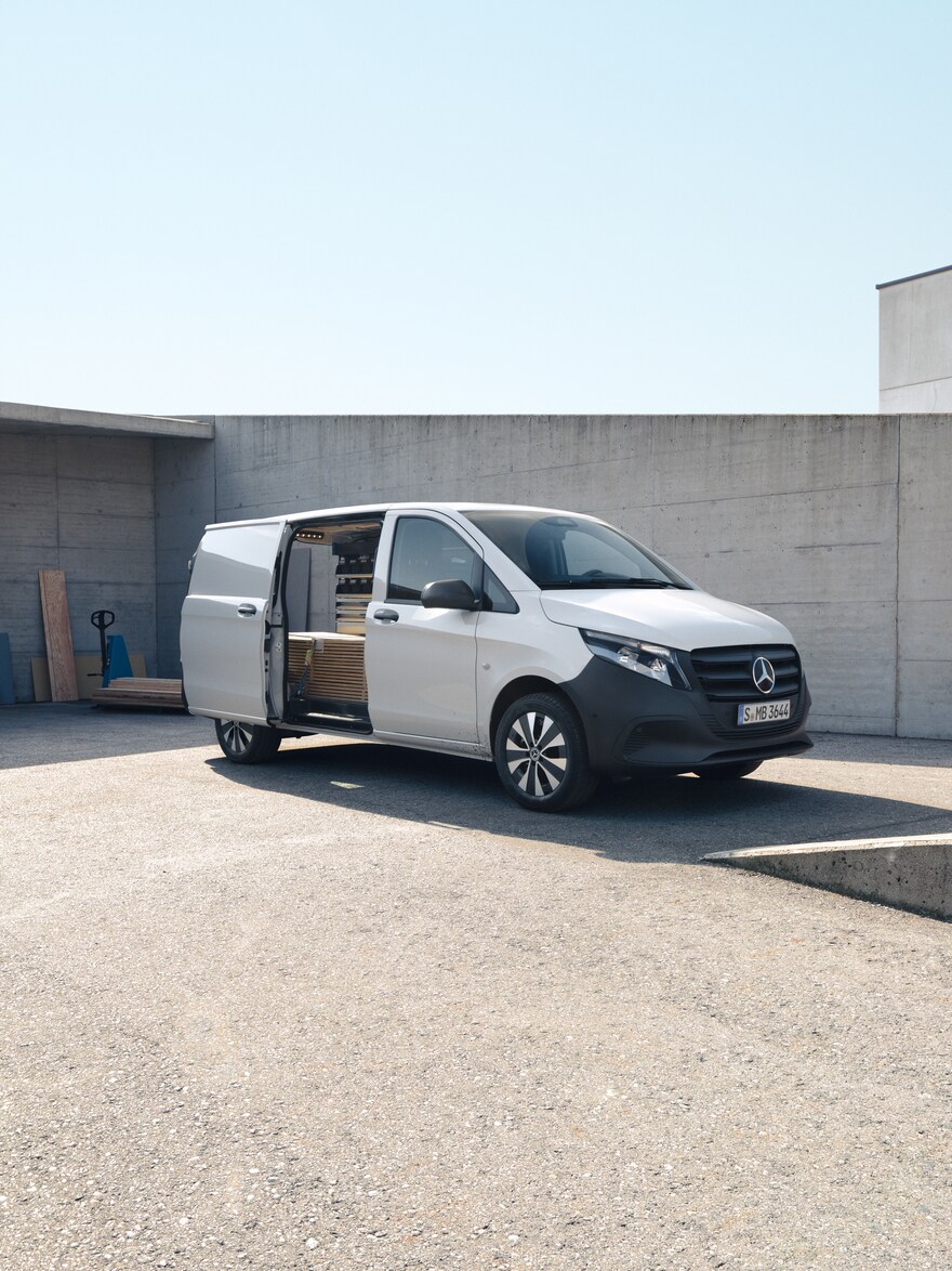 visual lateral de una vito furgon blanca