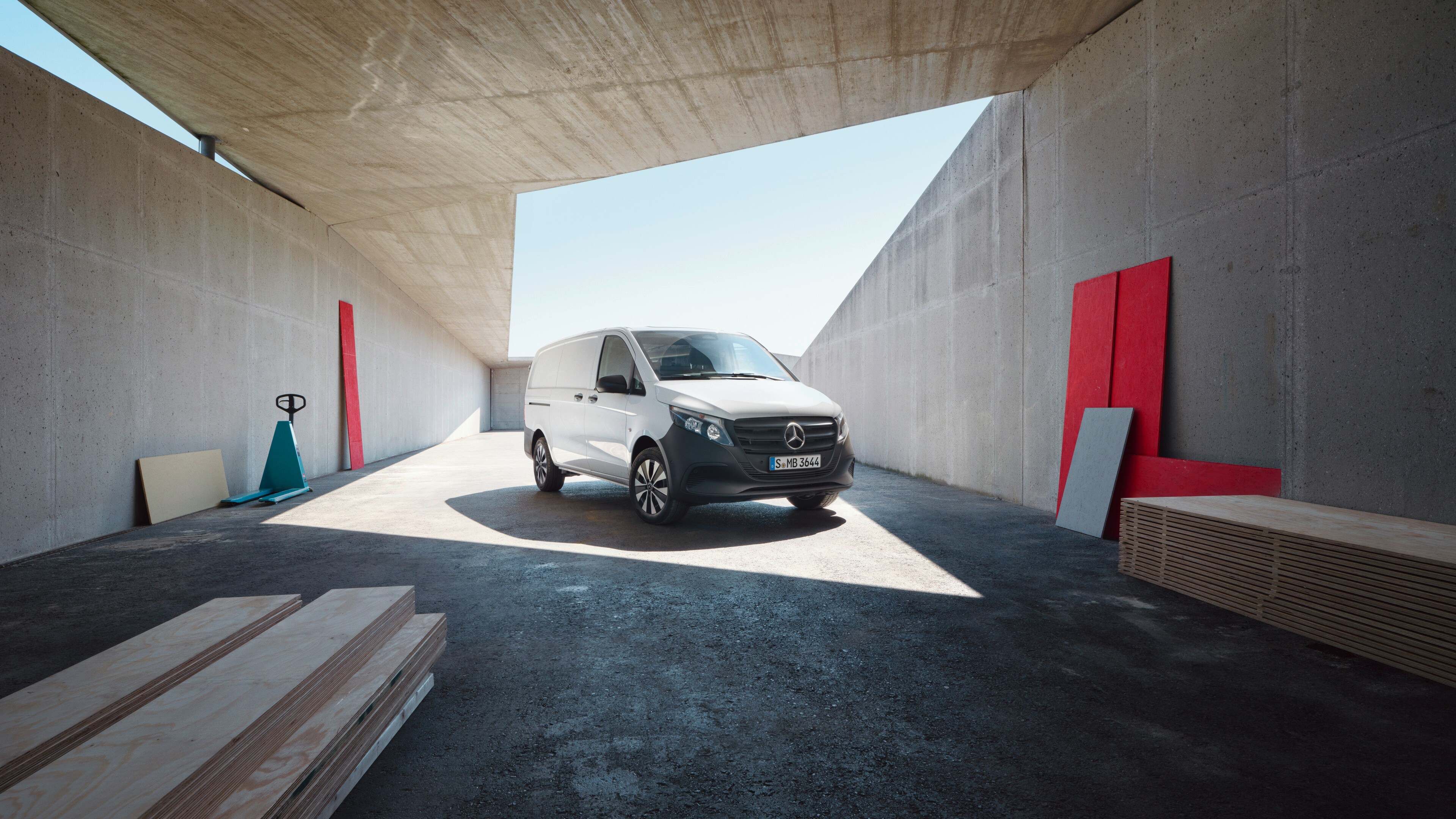 La Mercedes-Benz Vito Furgón en una entorno industrial.