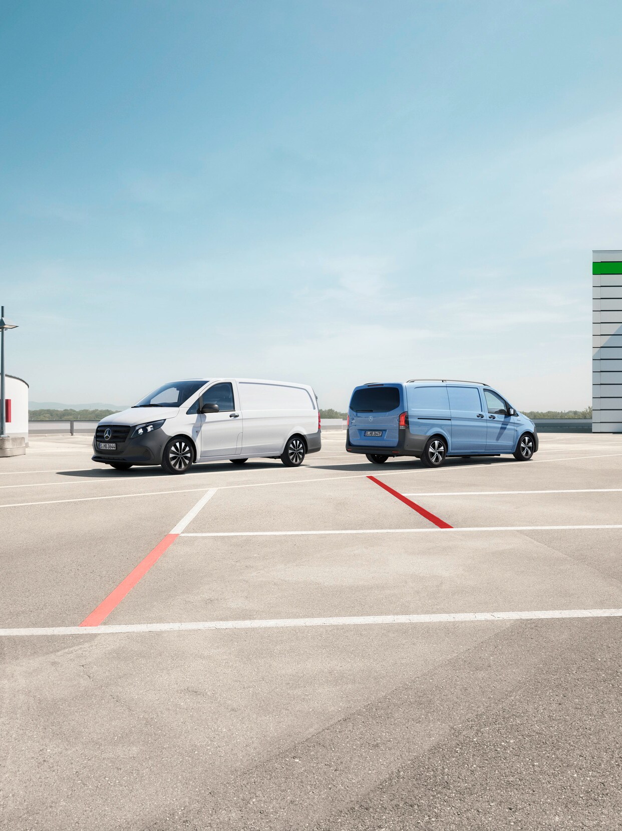La Vito Furgón y la eVito Furgón en un estacionamiento.