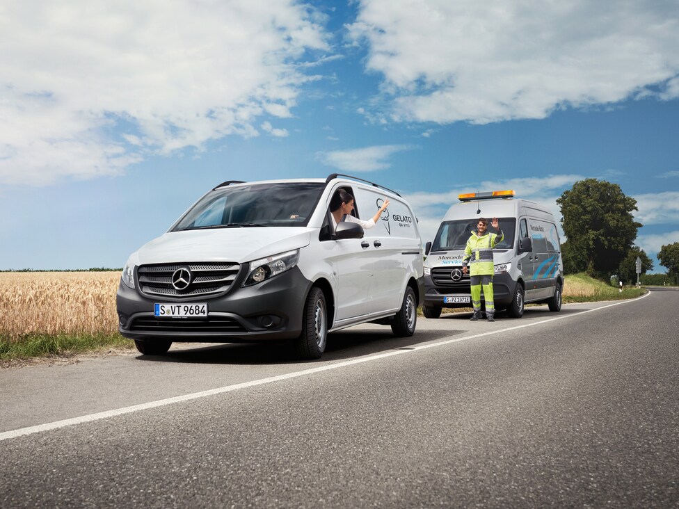 El servicio Mercedes-Benz Service24h asiste a una furgoneta averiada en el arcén.