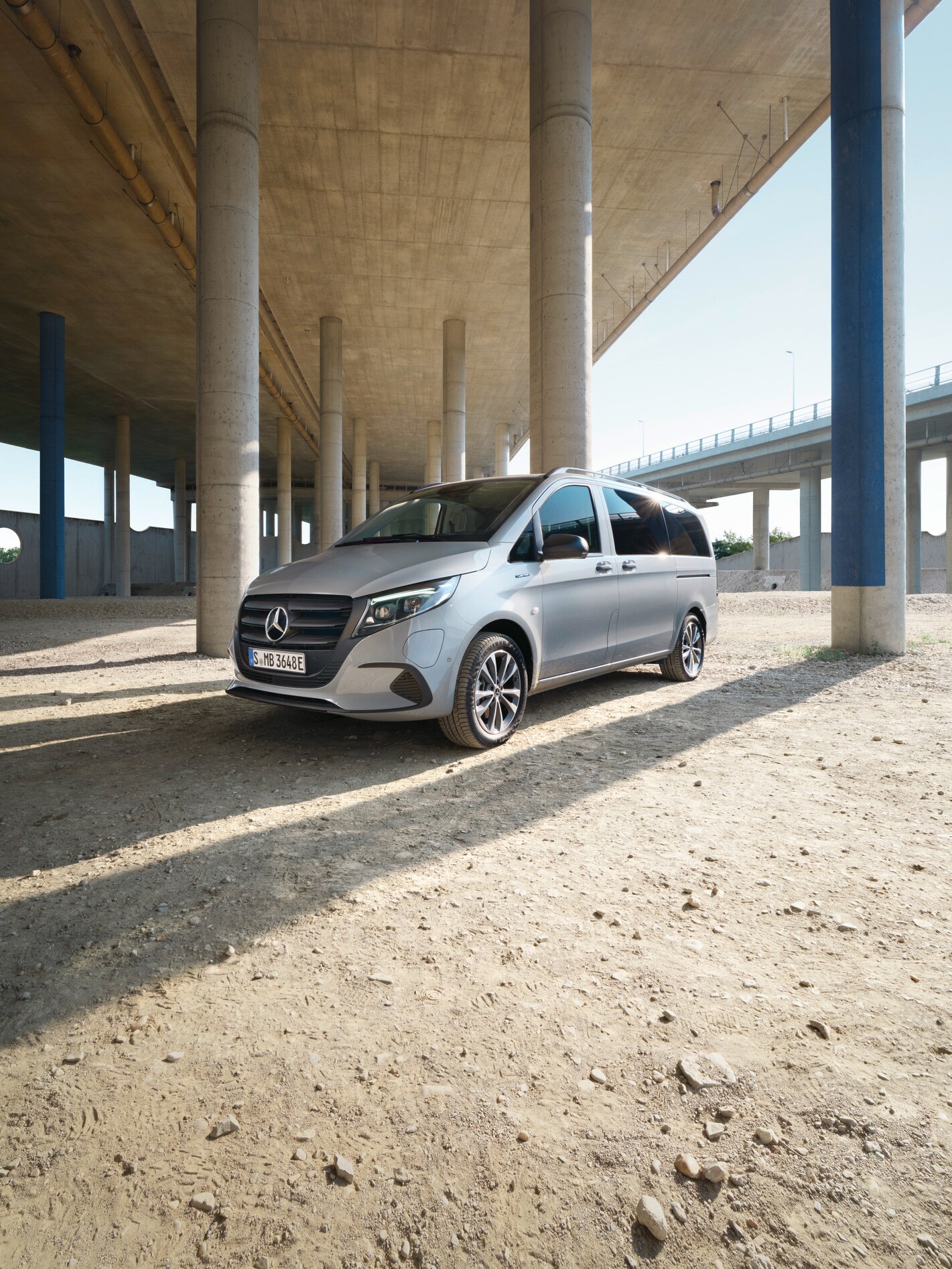 La eVito Tourer bajo un puente.