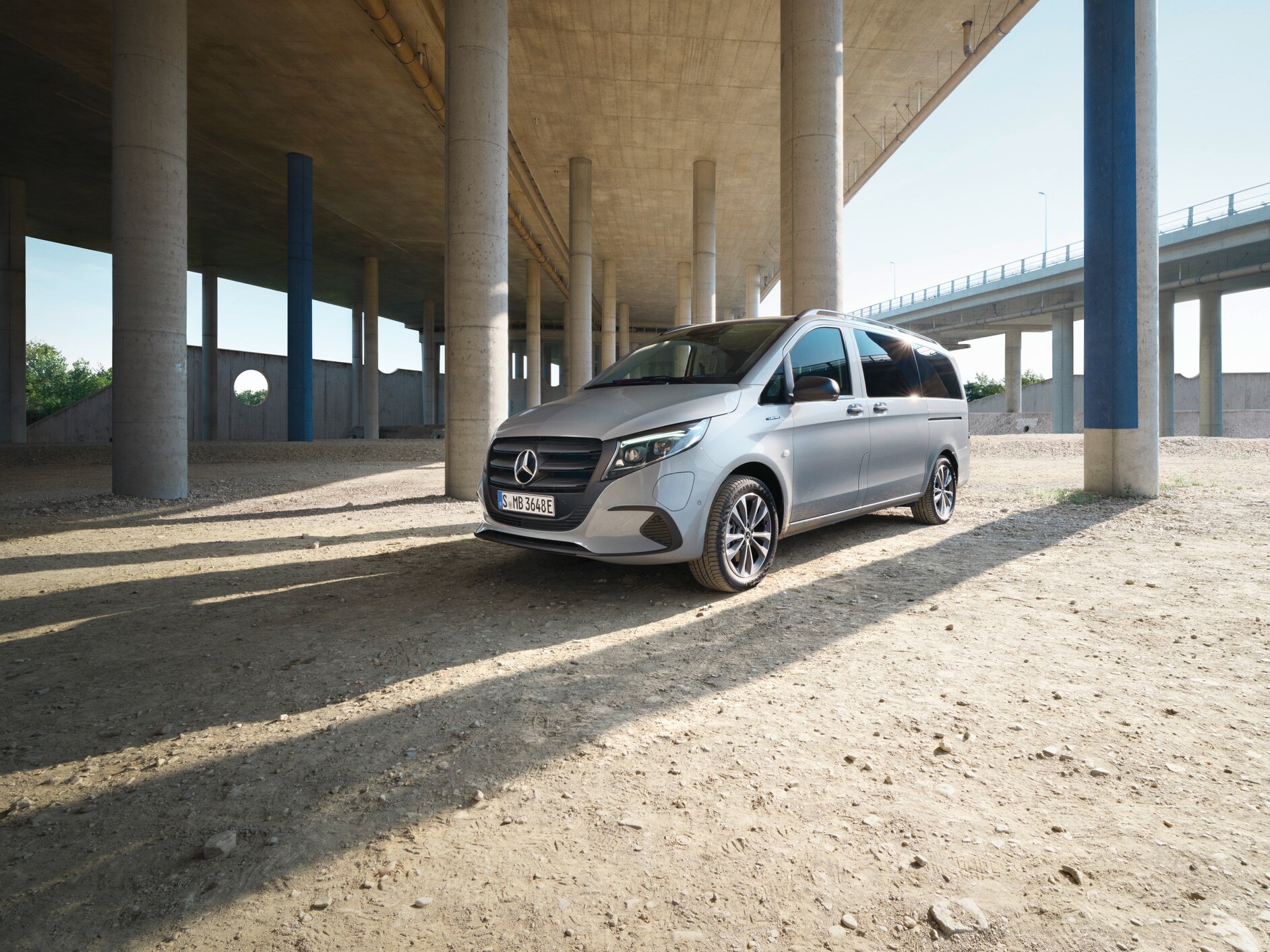 La eVito Tourer bajo un puente.