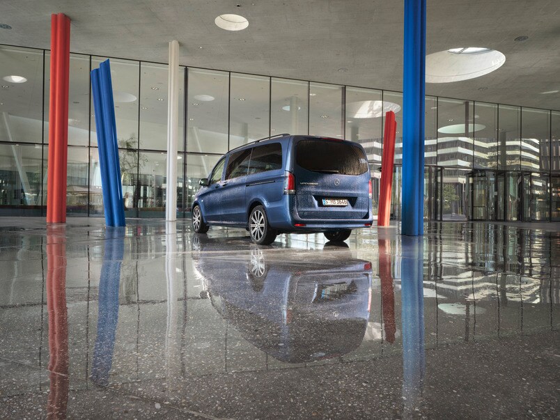 La Mercedes-Benz Vito Tourer mostrada desde una perspectiva trasera.