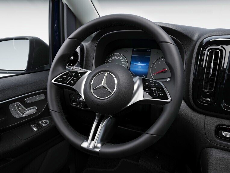 El cambio automático 9G-TRONIC cuenta con nueve marchas capaces de mantener el número de revoluciones del motor lo más bajo posible en cada situación de marcha.