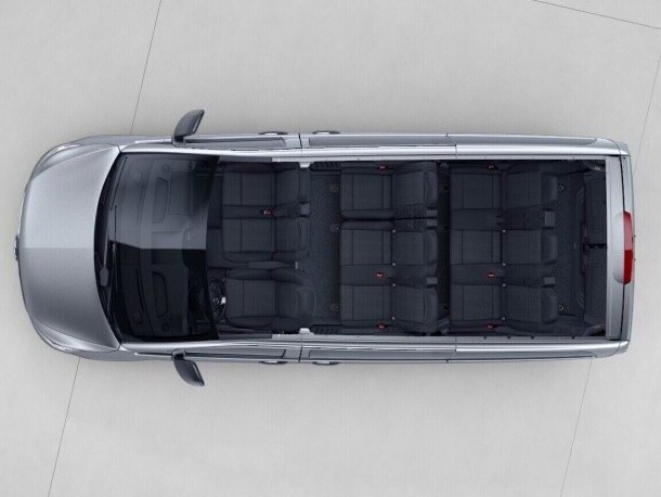 La Vito Tourer «Larga» con distribución de asientos con banco trasero de confort de 3 plazas en la 1.ª fila con asiento exterior abatible y banco trasero de confort de 3 plazas en la 2.ª fila con asiento exterior abatible.