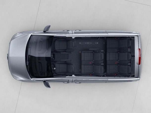 La Vito Tourer «Larga» con distribución de asientos con banco trasero de 2 plazas en la 1.ª fila, banco trasero de 3 plazas en la 2.ª fila.