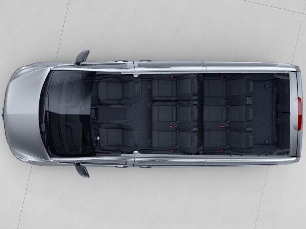 La Vito Tourer «Extralarga» con distribución de asientos con banco trasero de 3 plazas en la 1.ª fila con asiento exterior abatible, banco trasero de 3 plazas en la 2.ª fila.