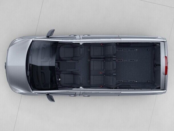 La Vito Tourer «Larga» con distribución de asientos con banco trasero de 3 plazas en la 1.ª fila con asiento exterior abatible y 2.ª fila del compartimento de pasajeros con los asientos desmontados.