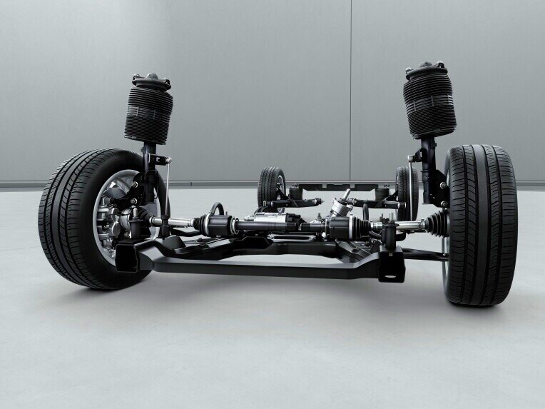 Ya sea por autopista o en caminos de tierra plagados de baches: con la suspensión neumática AIRMATIC disfrutarás de una conducción especialmente confortable.
