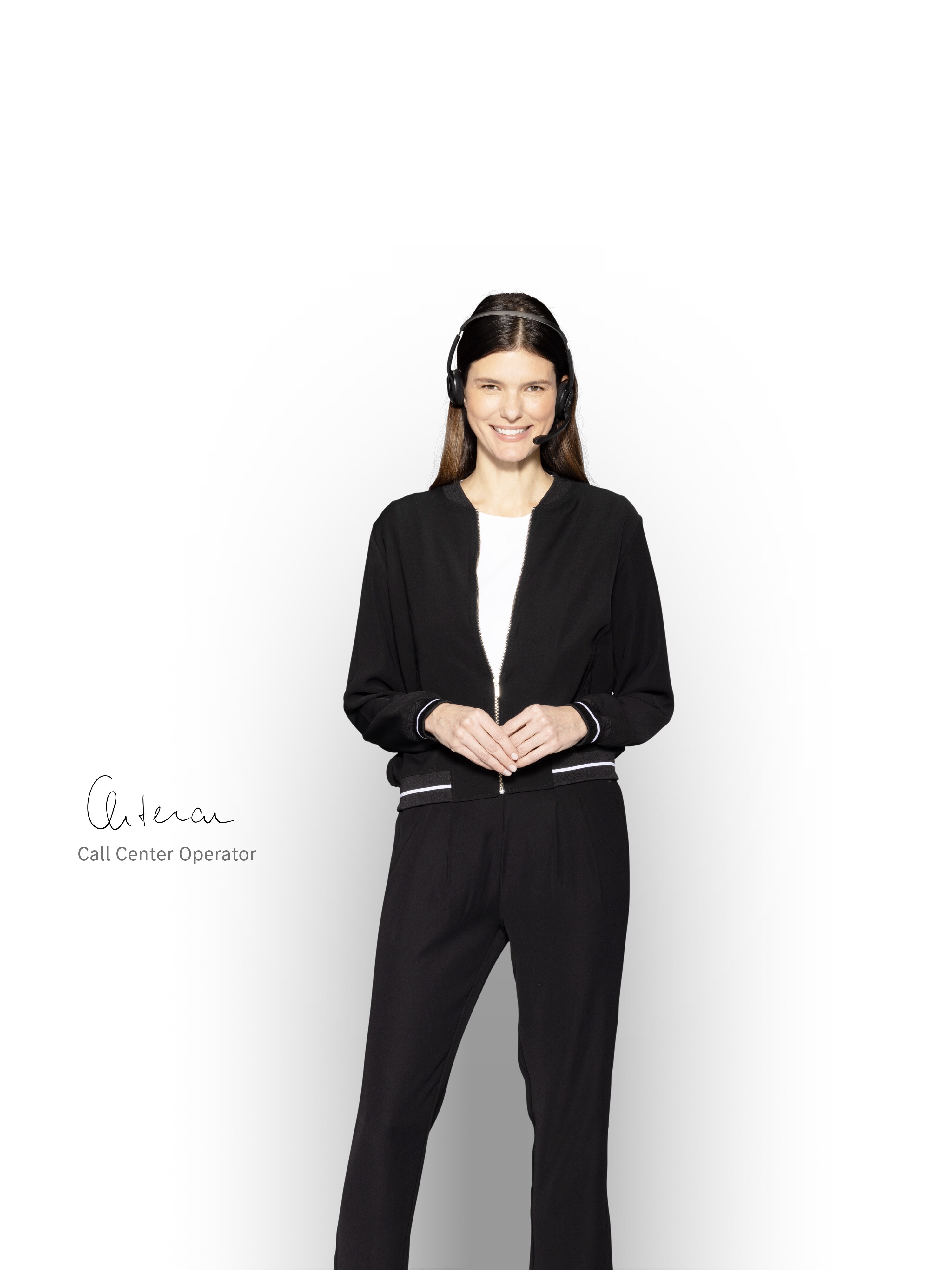 Un asistente de atención al cliente con auriculares.