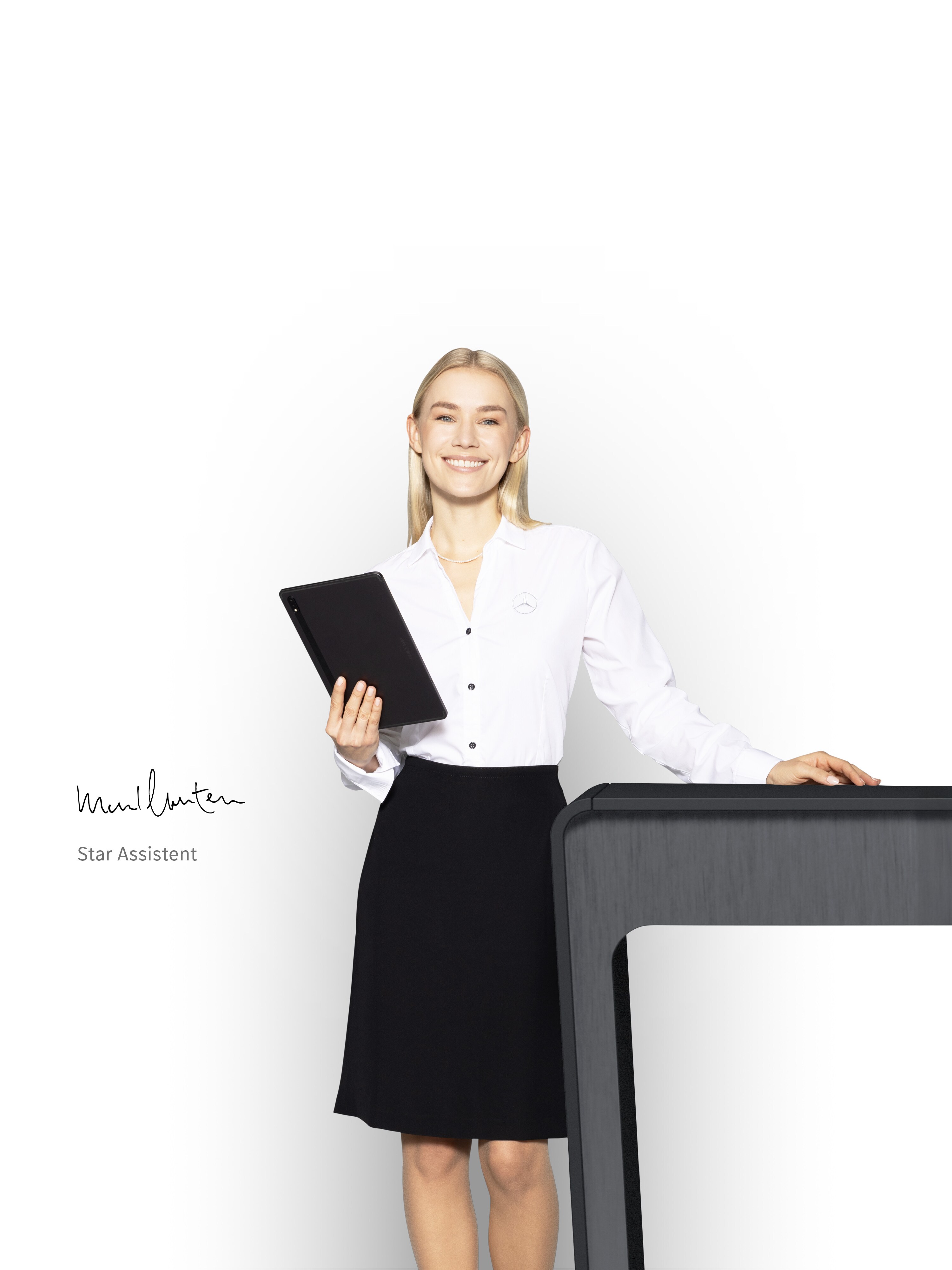 Una mujer, asistente estrella, de pie y con una tablet en la mano para ofrecer apoyo competente.