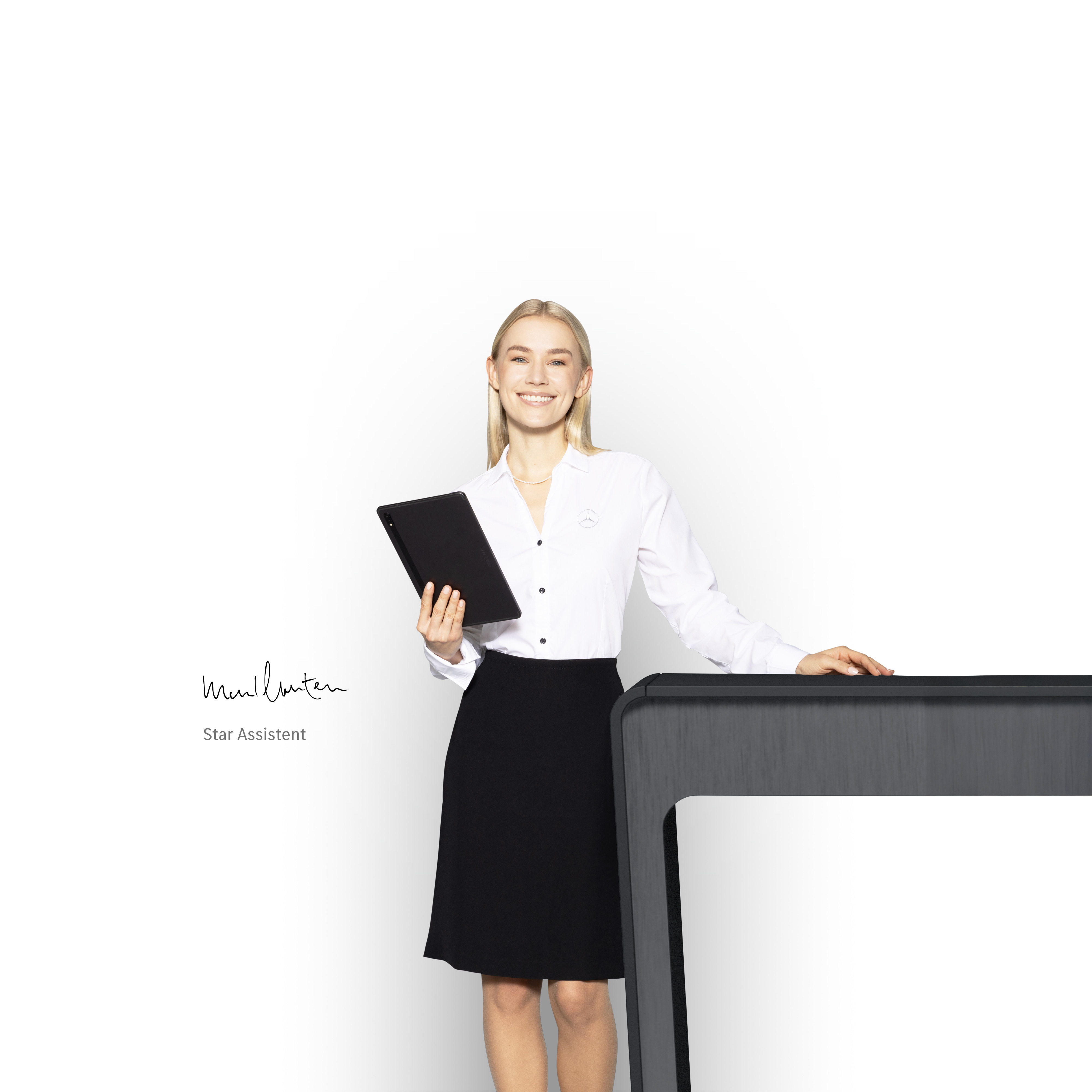Mercedes-Benz | Cuidado de furgones | Apoyo individual Una mujer, asistente estrella, de pie y con una tablet en la mano para ofrecer apoyo competente.