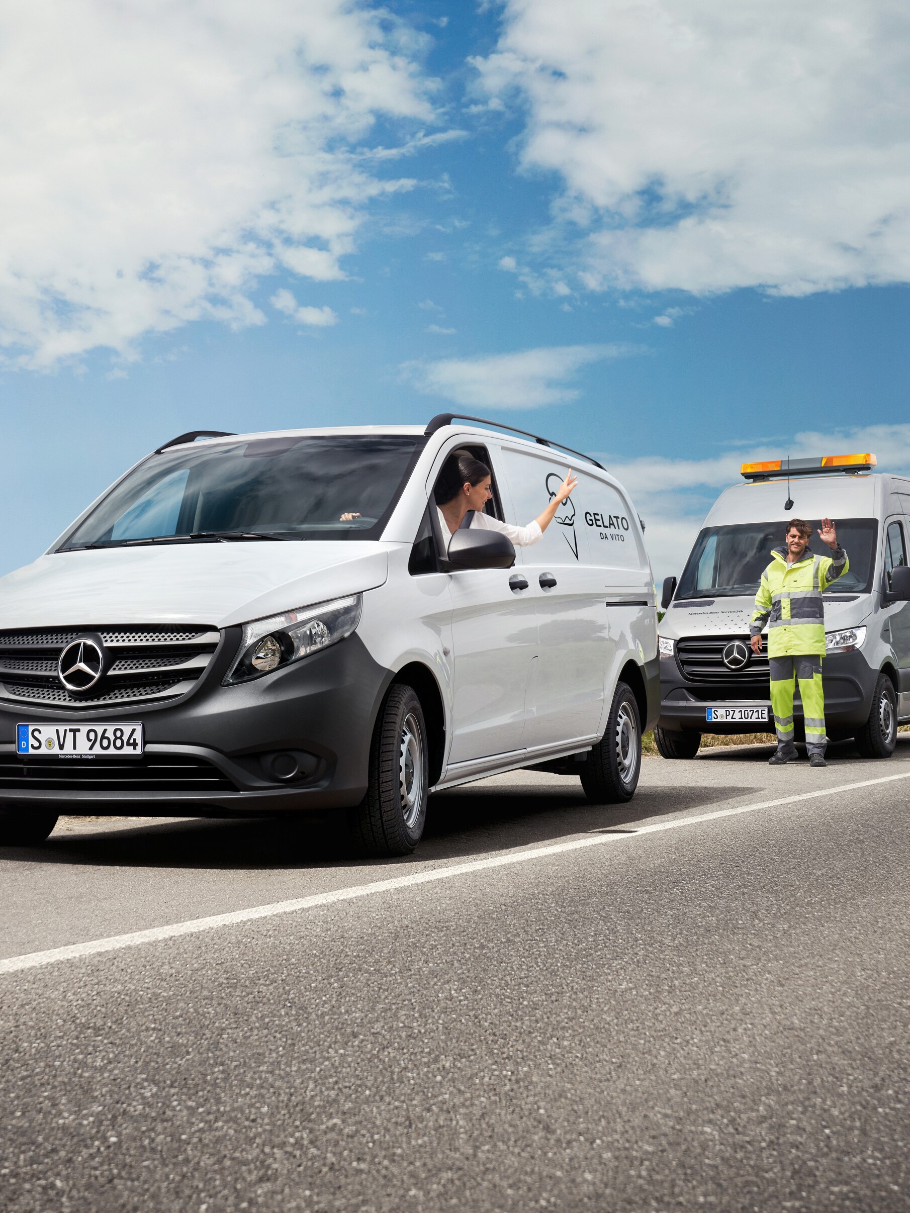 Asistencia competente cuando se trata de cuidados: Mercedes-Benz Service ayuda al conductor del furgón al borde de la carretera, ambos saludando amistosamente.