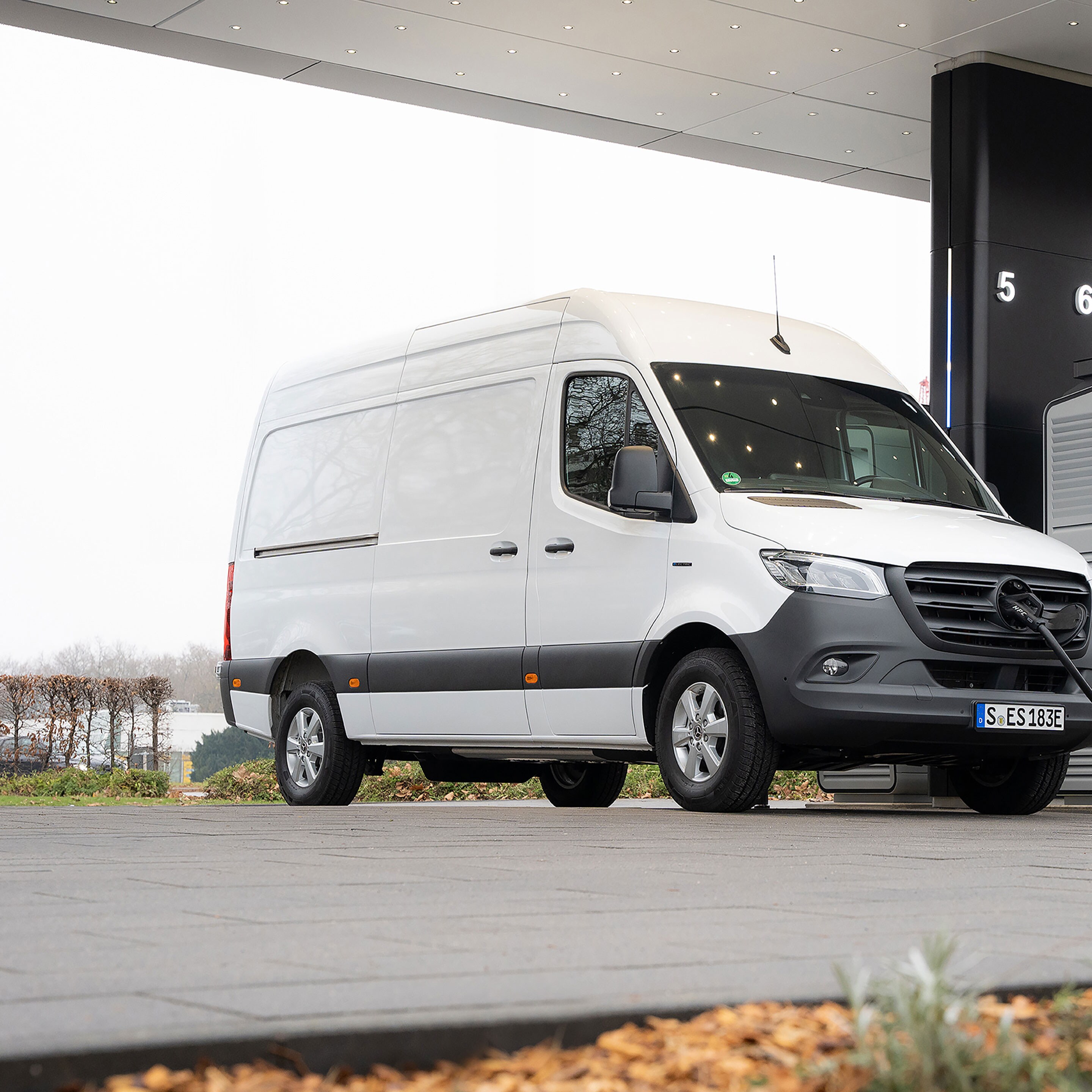 Un furgón Mercedes-Benz cargando en una estación de recarga.