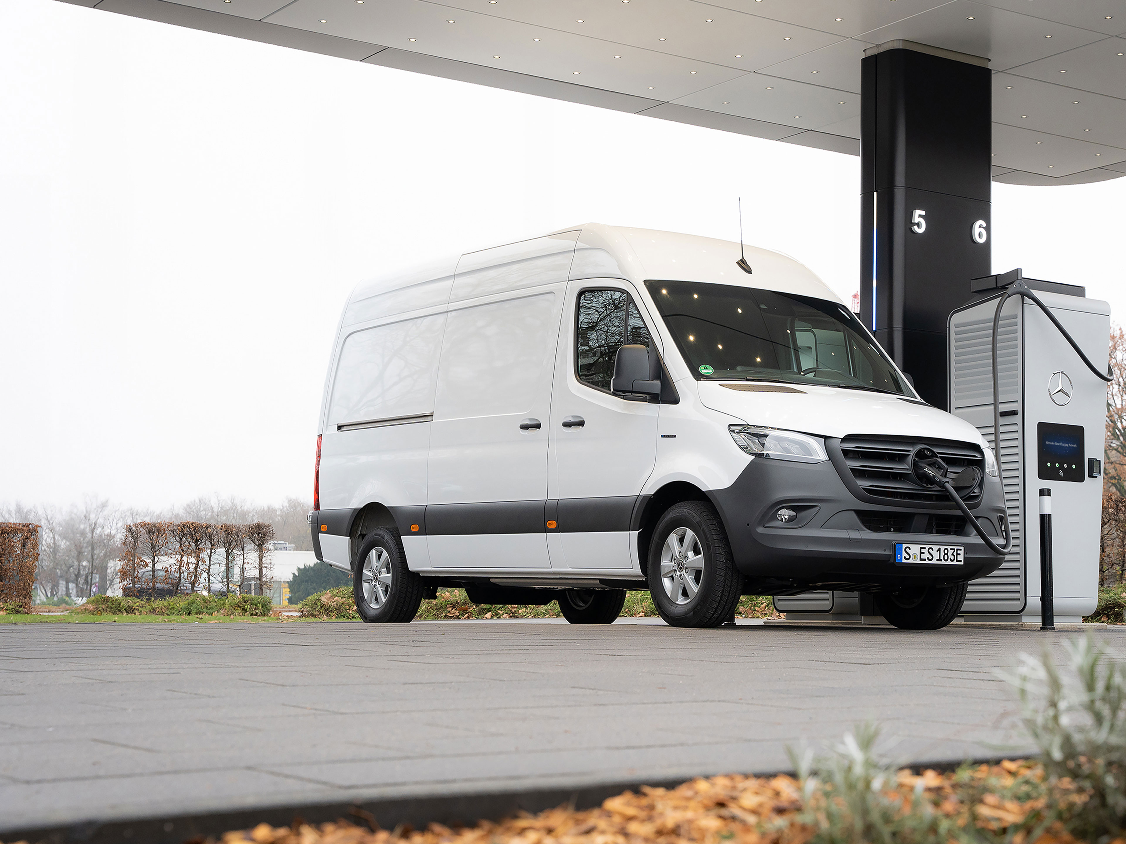 Mercedes-Benz Charging Network | Recarga durante el viaje | Mercedes-Benz Vans Un furgón Mercedes-Benz cargando en una estación de recarga.
