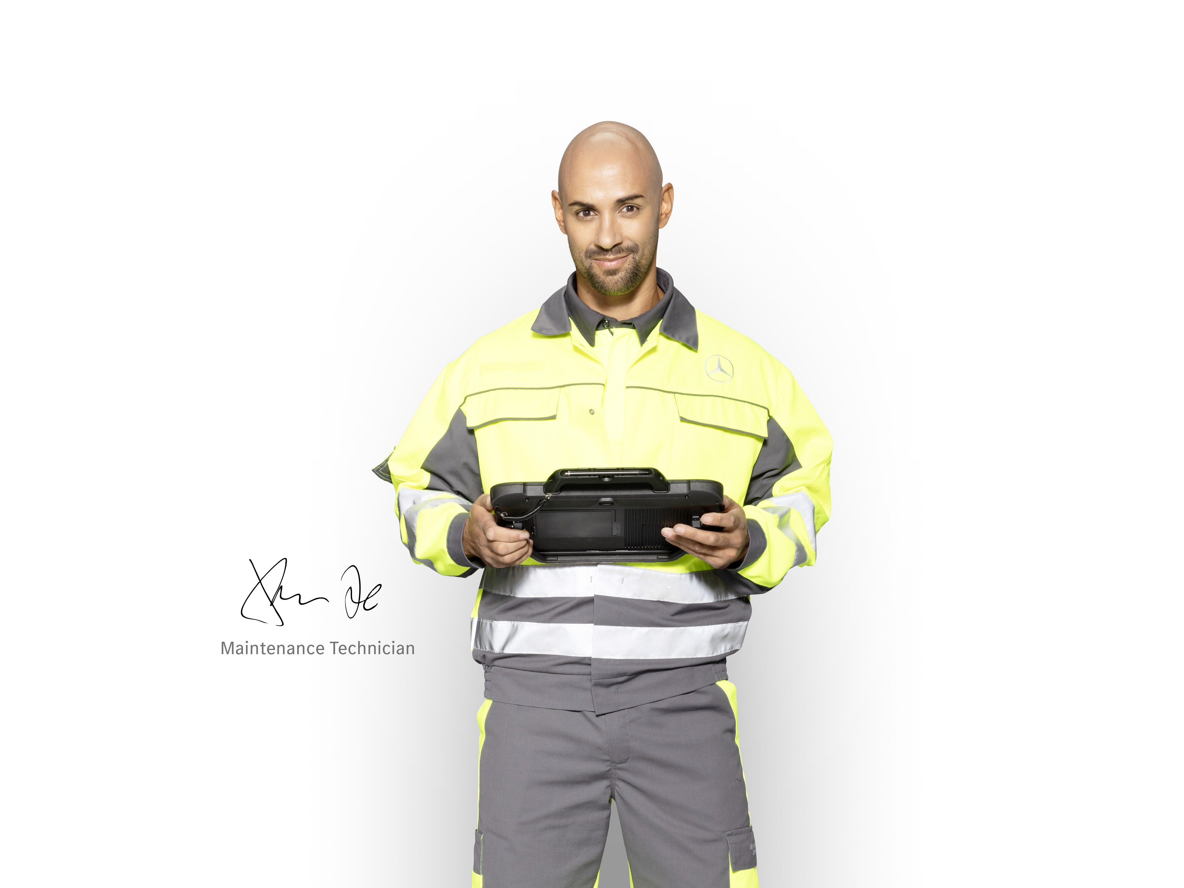 Técnico de servicio de Mercedes-Benz con una tablet, listo para comprobar los servicios de garantía de movilidad de tu furgón
