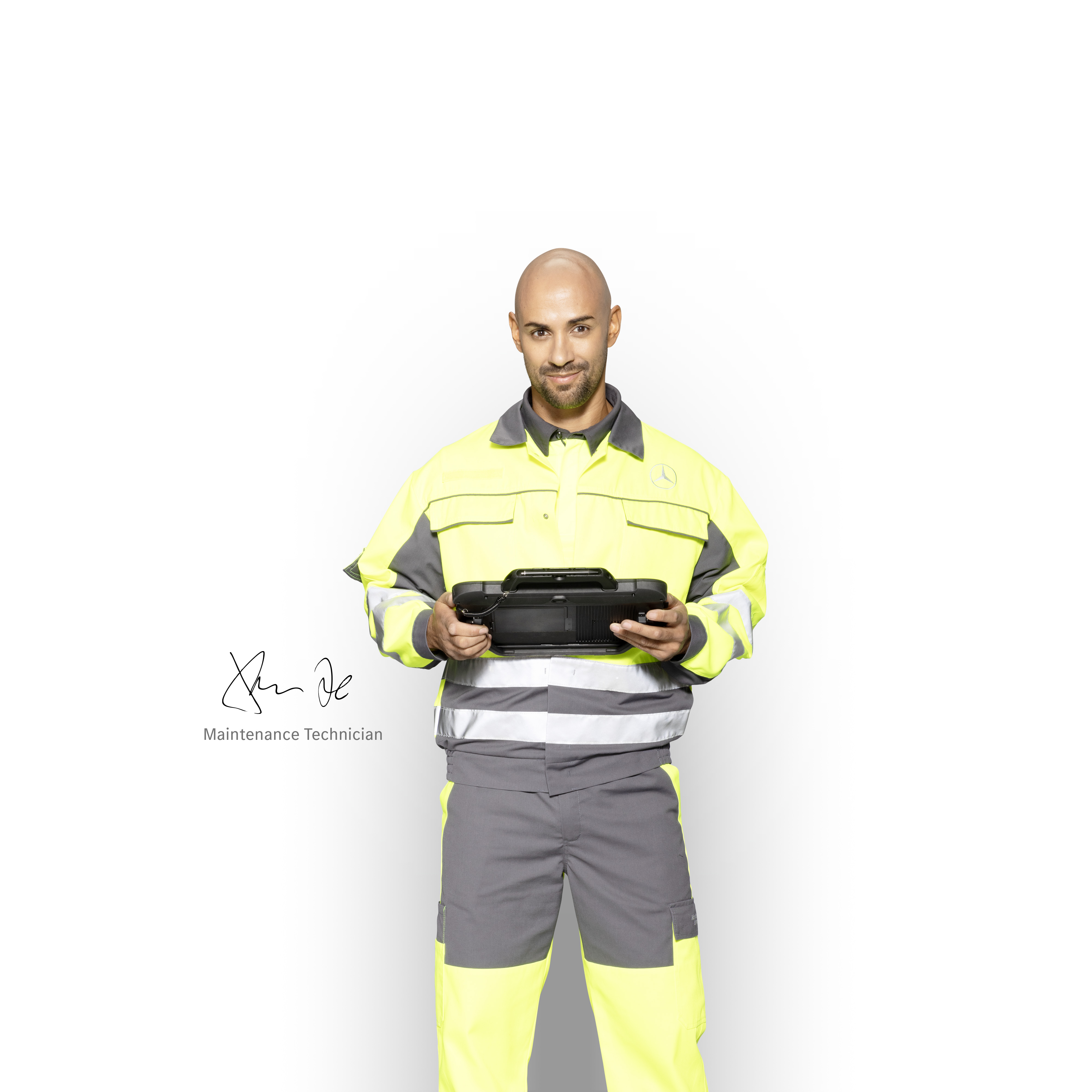Mercedes-Benz | Conveniencia | MobiloVan Técnico de servicio de Mercedes-Benz con una tablet, listo para comprobar los servicios de garantía de movilidad de tu furgón