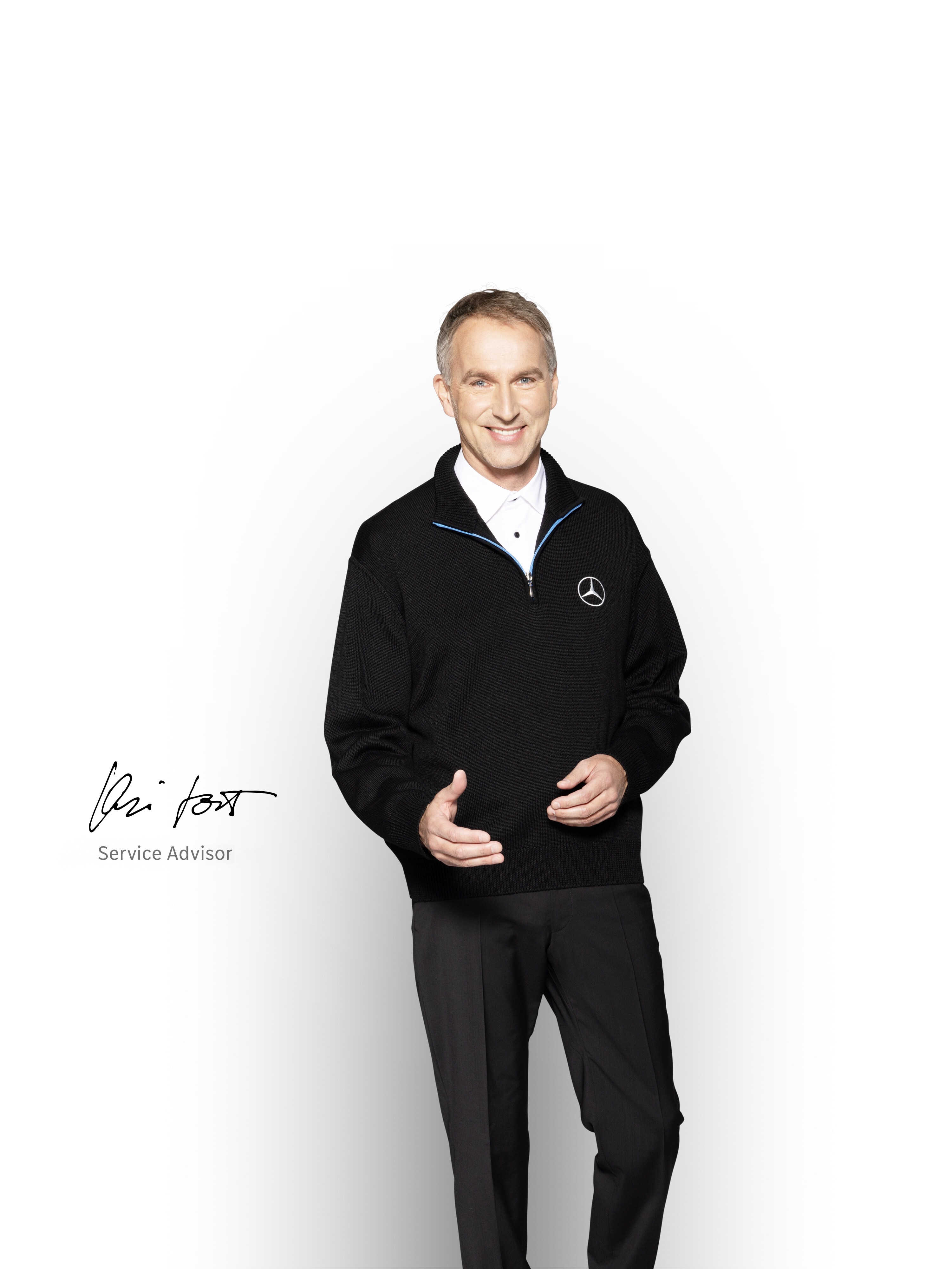 Asesor de Servicio Mercedes-Benz listo para ayudar con cualquier pregunta sobre el concesionario oficial Mercedes-Benz