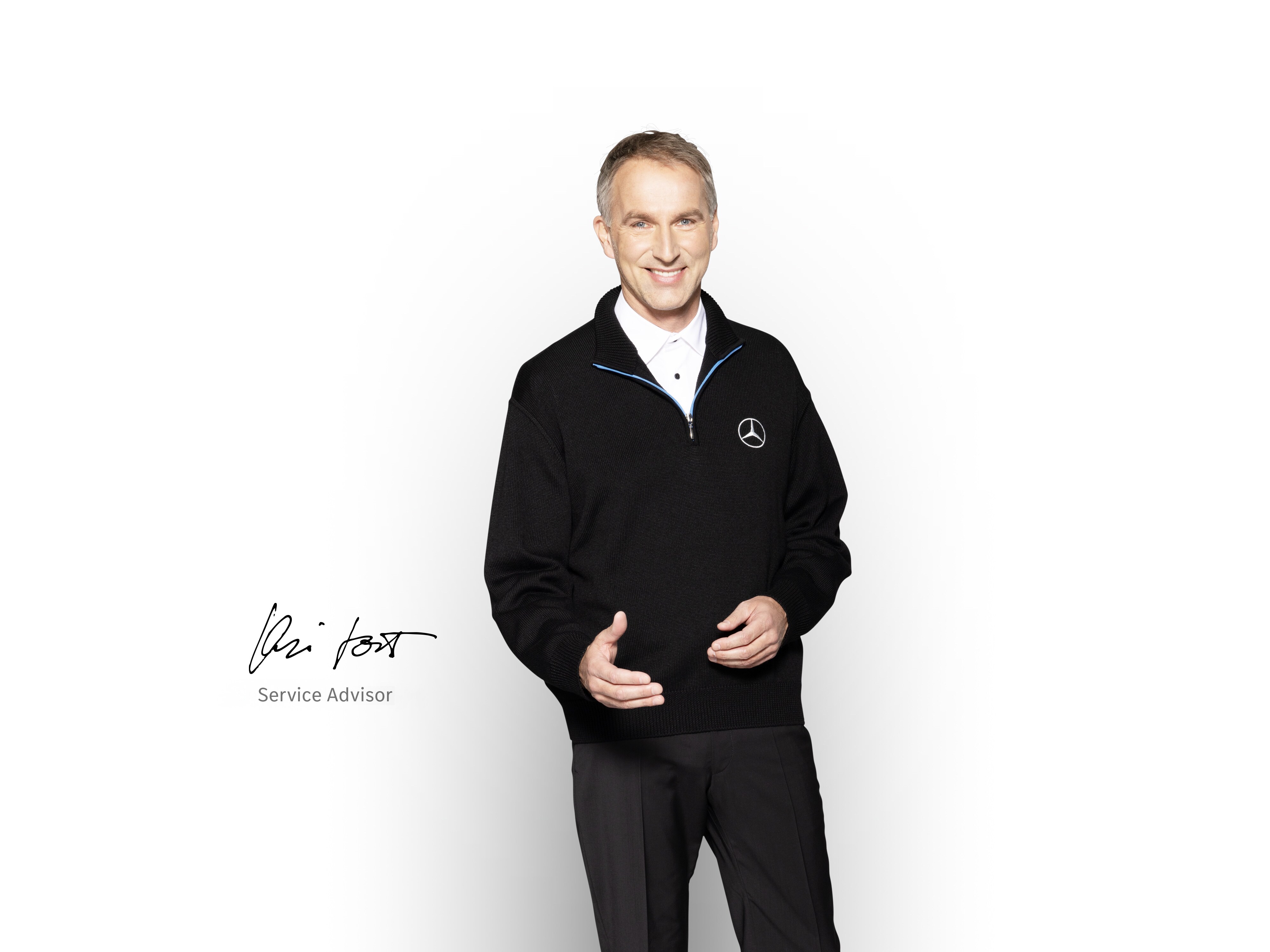 Un asesor de servicio con camisa blanca y una tablet en las manos listo para informar sobre el servicio de movilidad.