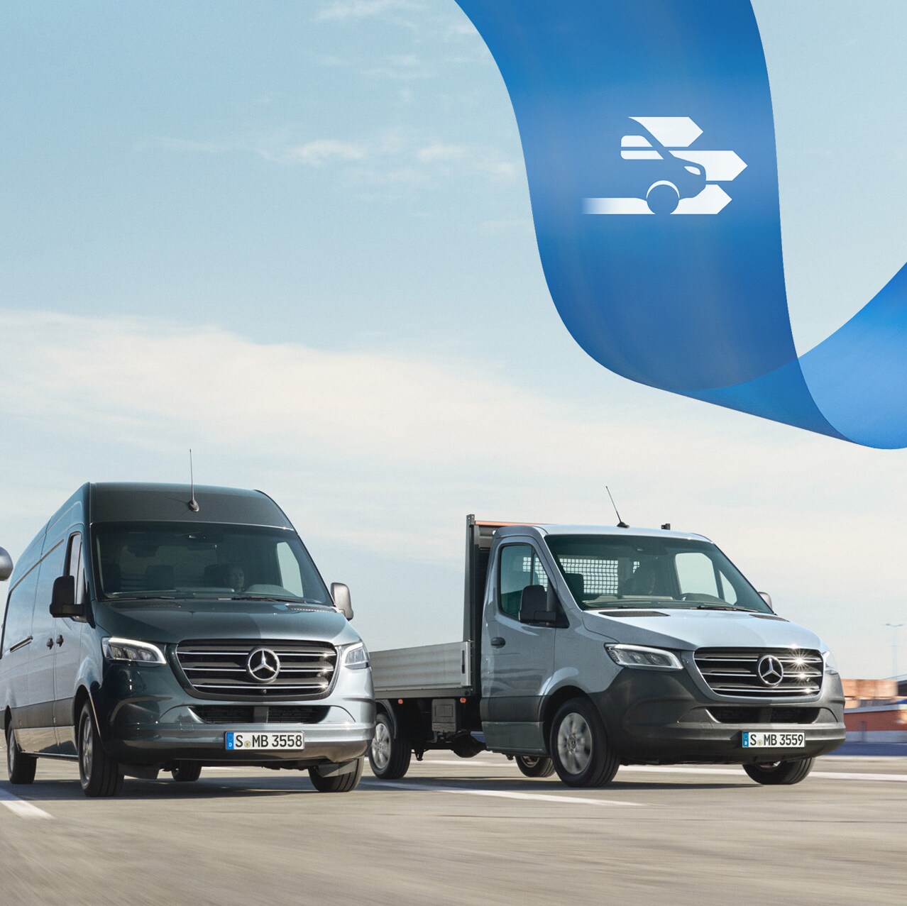 Una serie de furgones Mercedes-Benz en una carretera con contenedores de transporte al fondo.