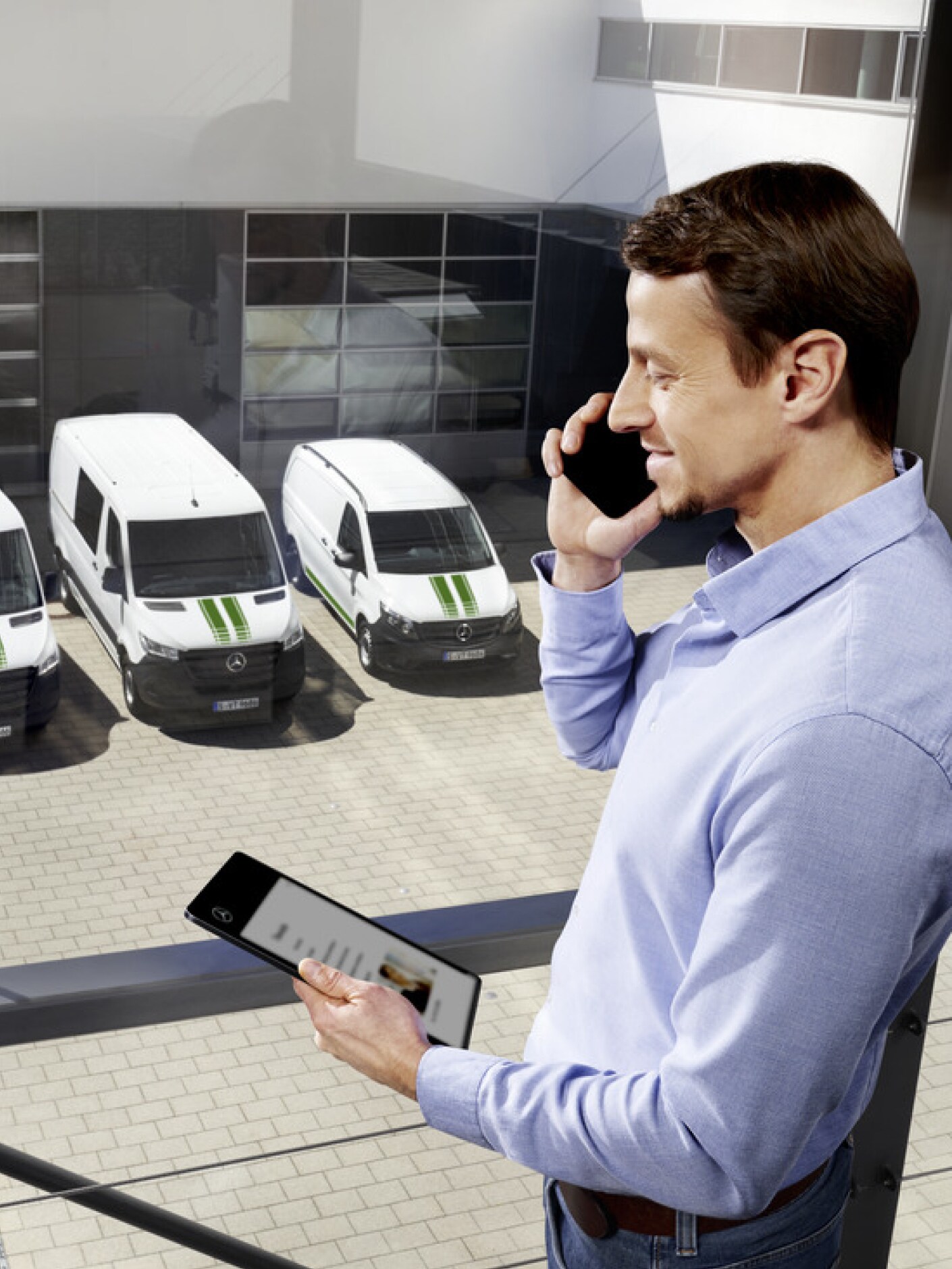 Gestión de vehículos con Mercedes-Benz Van Uptime, con tres furgonetas Mercedes-Benz al fondo.