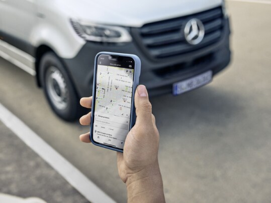 Las funciones de los extras digitales de Mercedes-Benz relevantes para la movilidad eléctrica en un smartphone.
