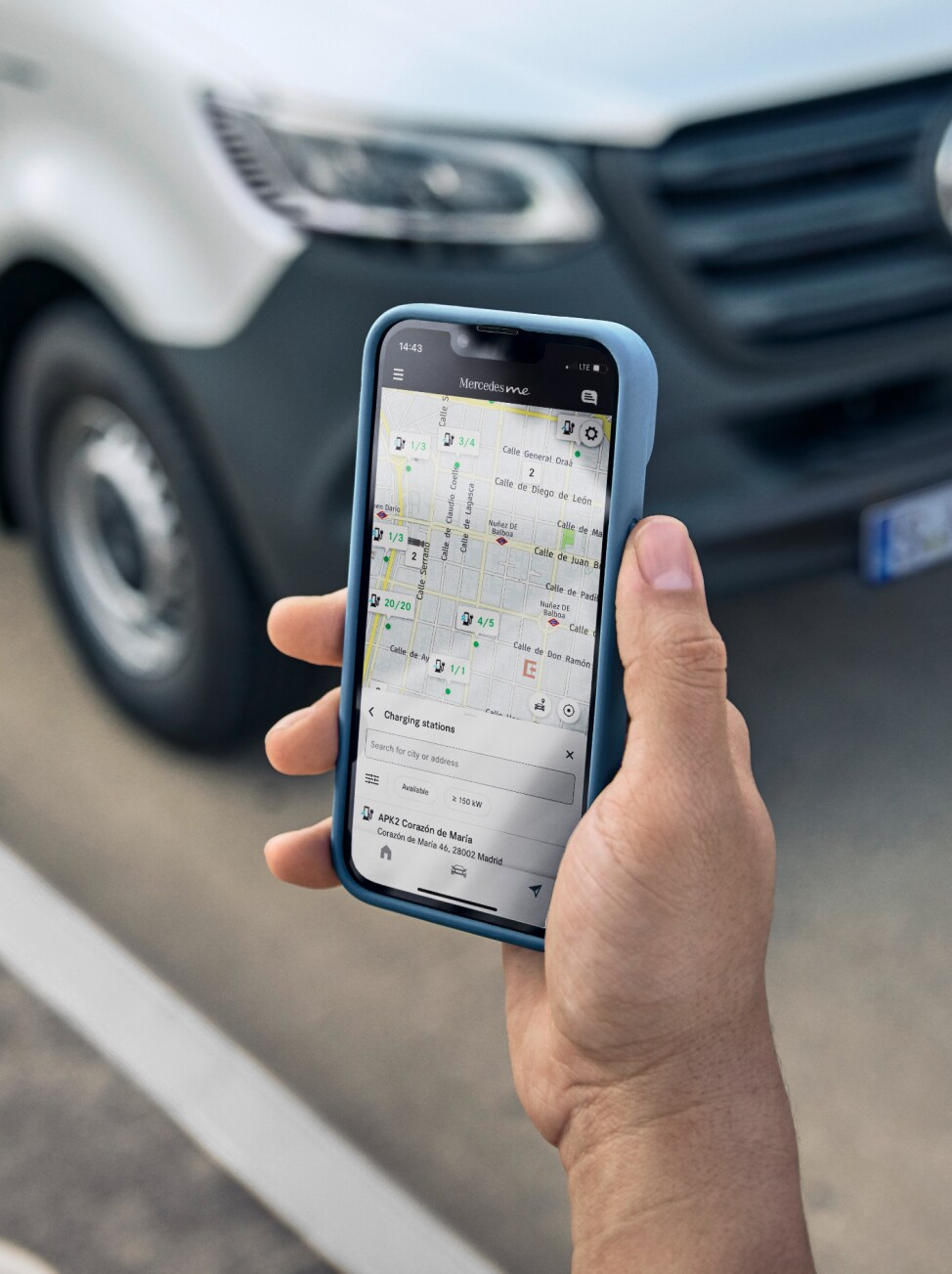 Las funciones de Mercedes-Benz MBUX en un smartphone.