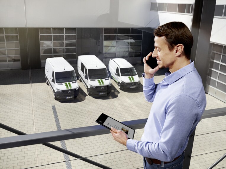 Gestión de vehículos con Mercedes-Benz Van Uptime, con tres furgonetas Mercedes-Benz al fondo.