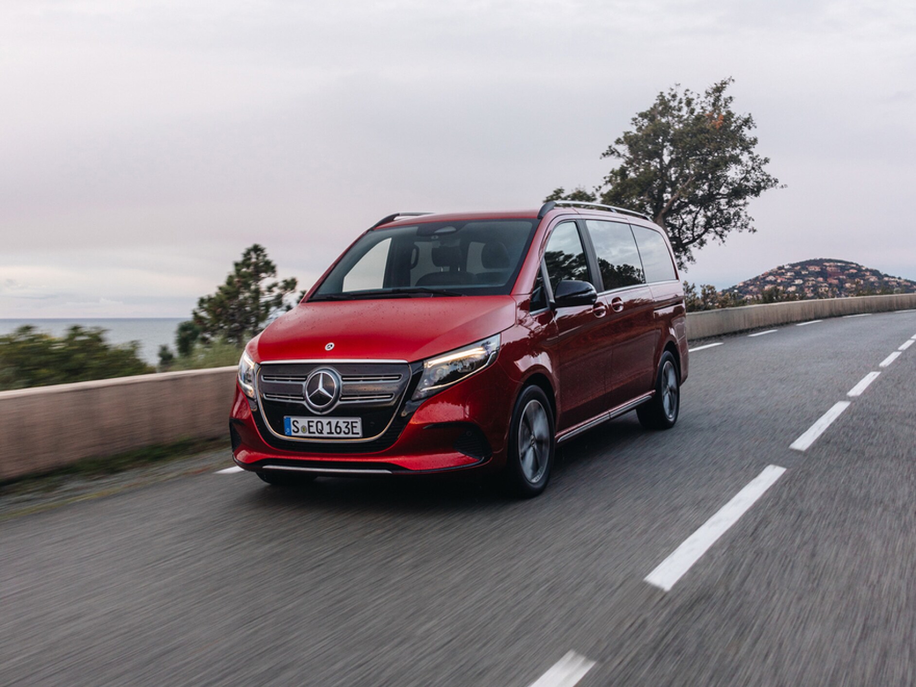 Un Mercedes-Benz EQV en una carretera convencional.