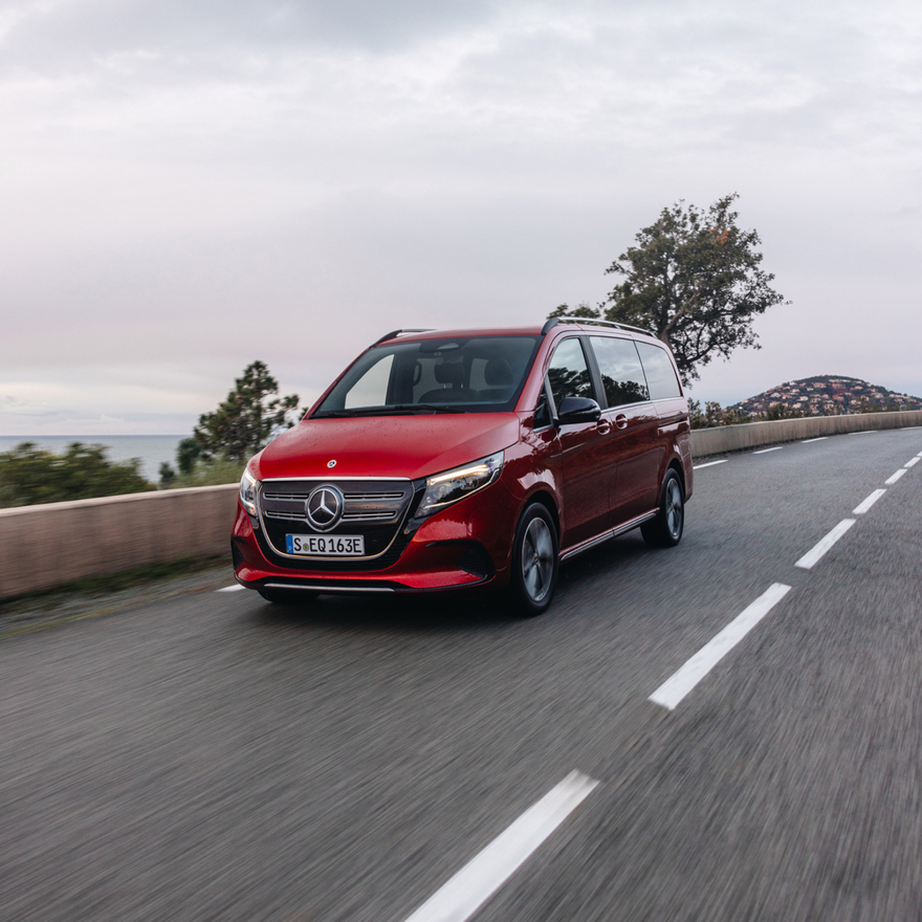 Vehículos particulares | Extras digitales | Mercedes-Benz Un Mercedes-Benz EQV en una carretera convencional.