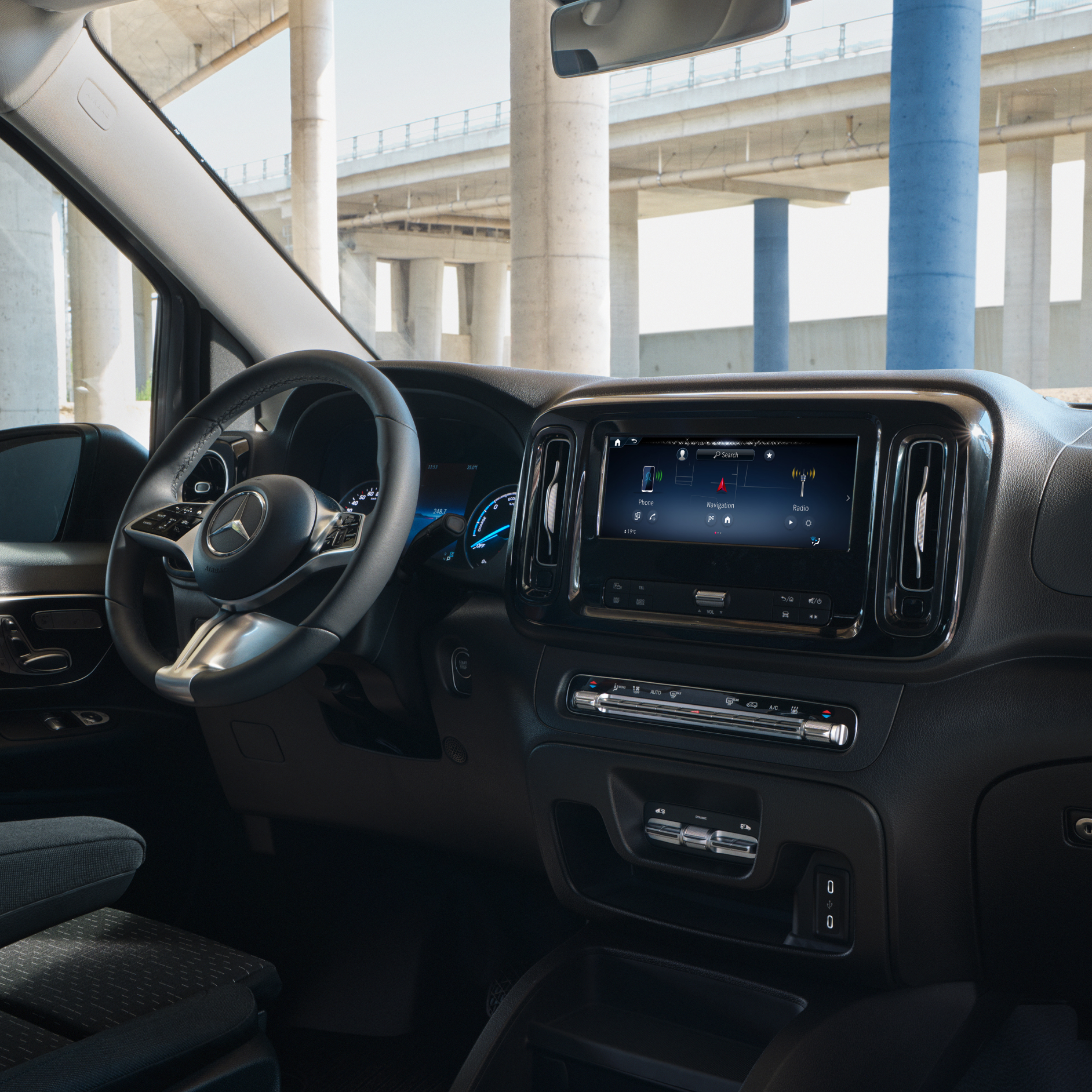 Hey Mercedes | Extras digitales | Mercedes-Benz El extra digital Hey Mercedes en el sistema multimedia MBUX de la Mercedes-Benz eVito.