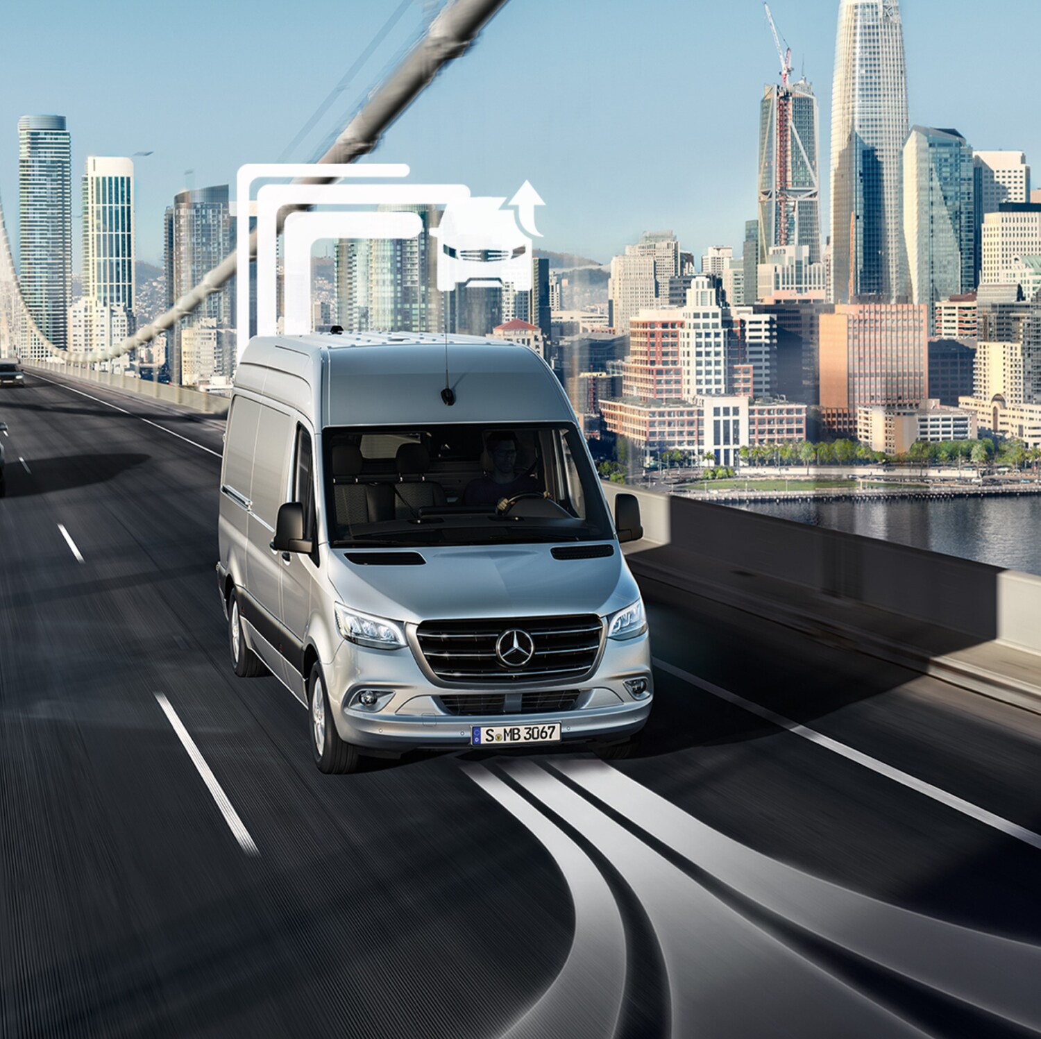 furgoneta gris circulando por la ciudad