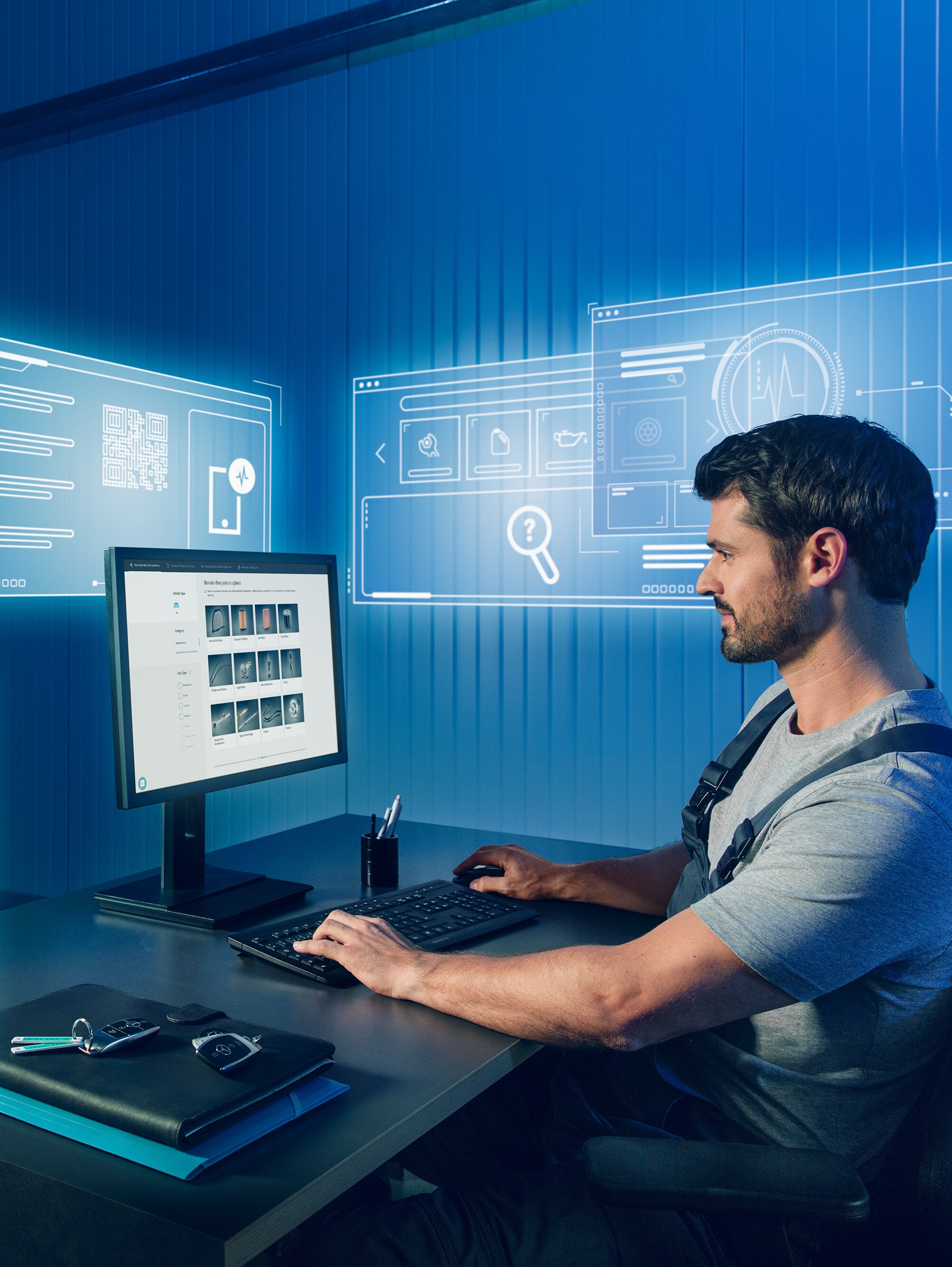 Un mecánico buscando en su ordenador las piezas originales Mercedes-Benz adecuadas en el catálogo de recambios Mercedes.