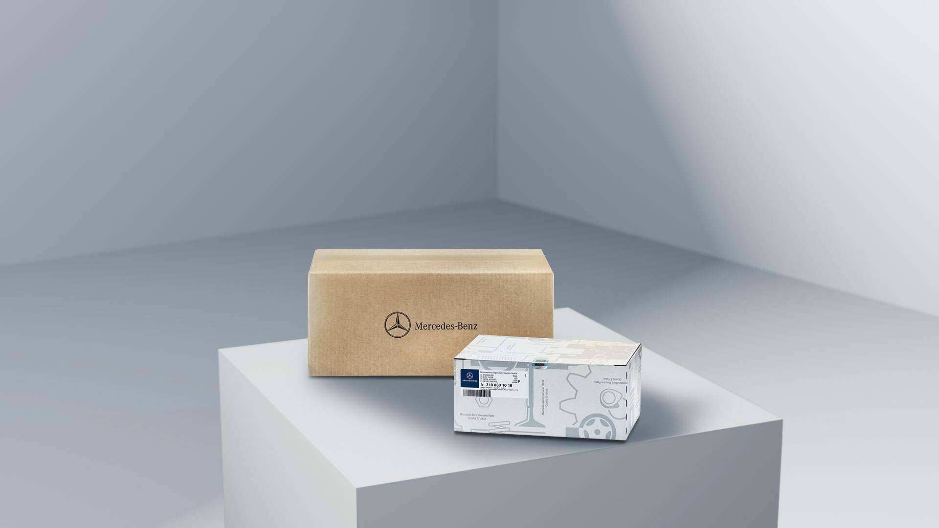 Mercedes-Benz | Recambios originales de calidad para furgones Dos paquetes con el logotipo de Mercedes-Benz, símbolo de los recambios originales de Mercedes-Benz, sobre una plataforma de color claro.