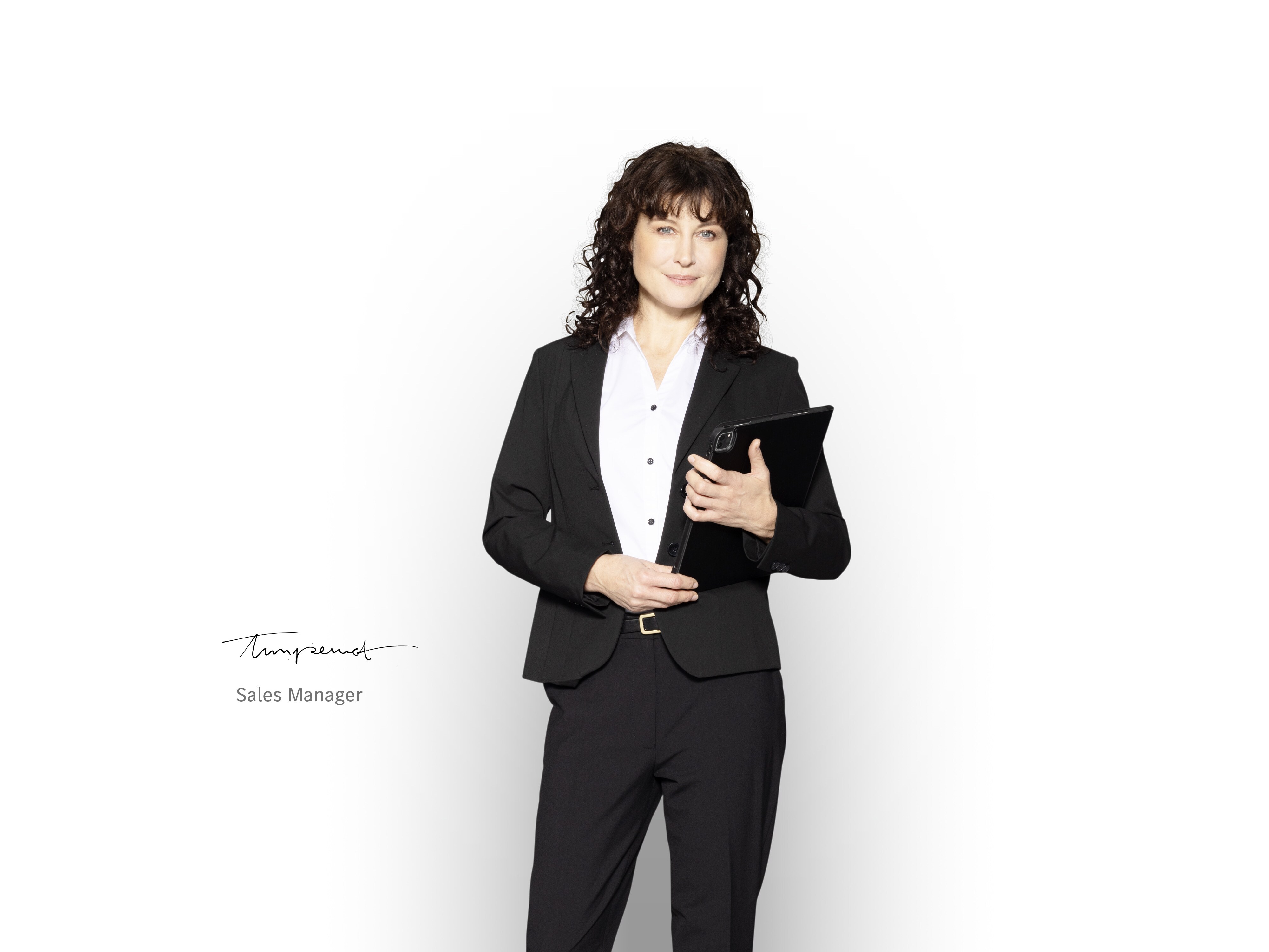 Jefa de ventas de Mercedes-Benz sosteniendo una tablet en las manos, lista para informar sobre la garantía de un vehículo nuevo.