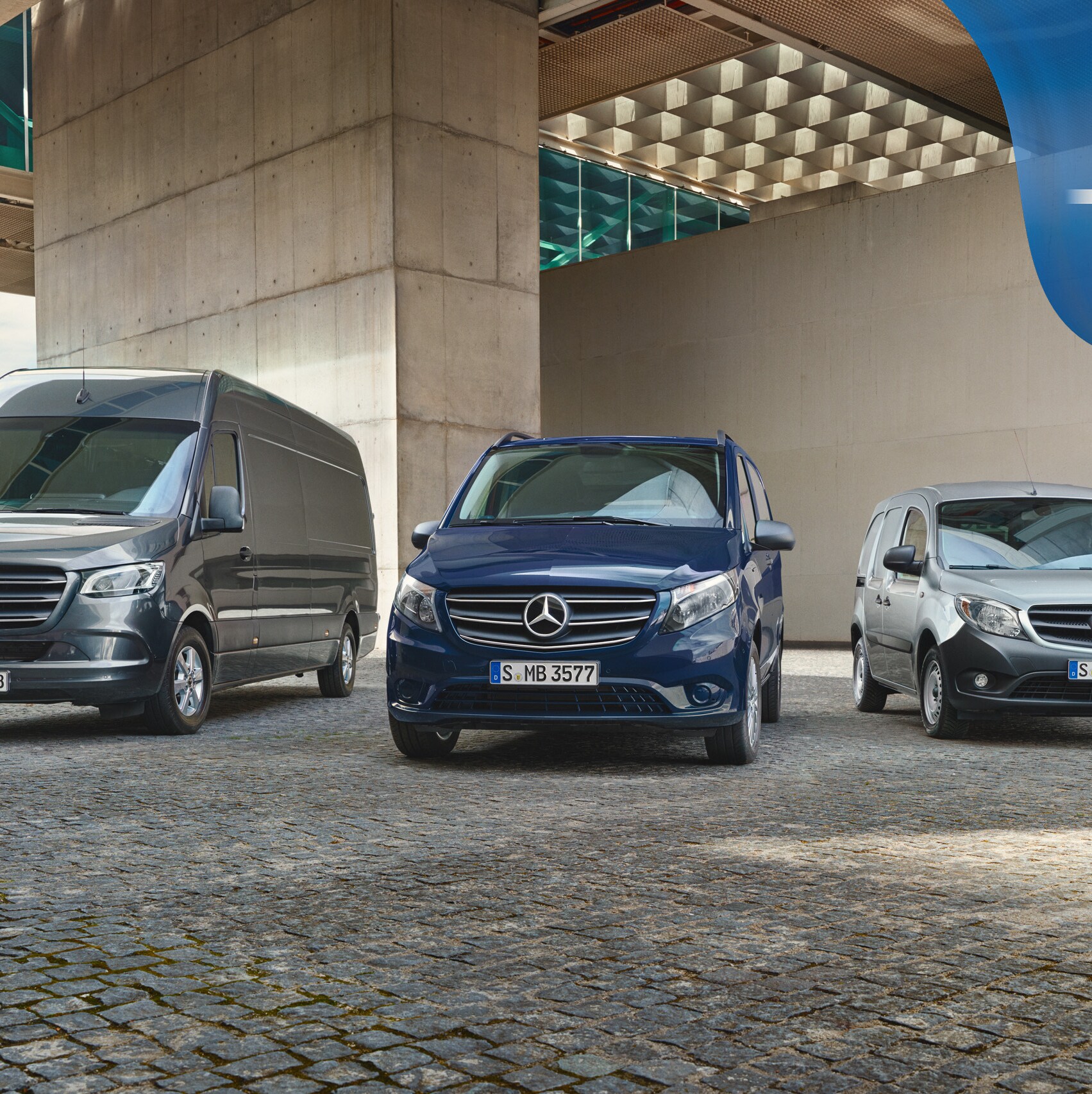 Tres furgones Mercedes-Benz simbolizando la garantía del vehículo nuevo y la garantía del fabricante sin preocupaciones.